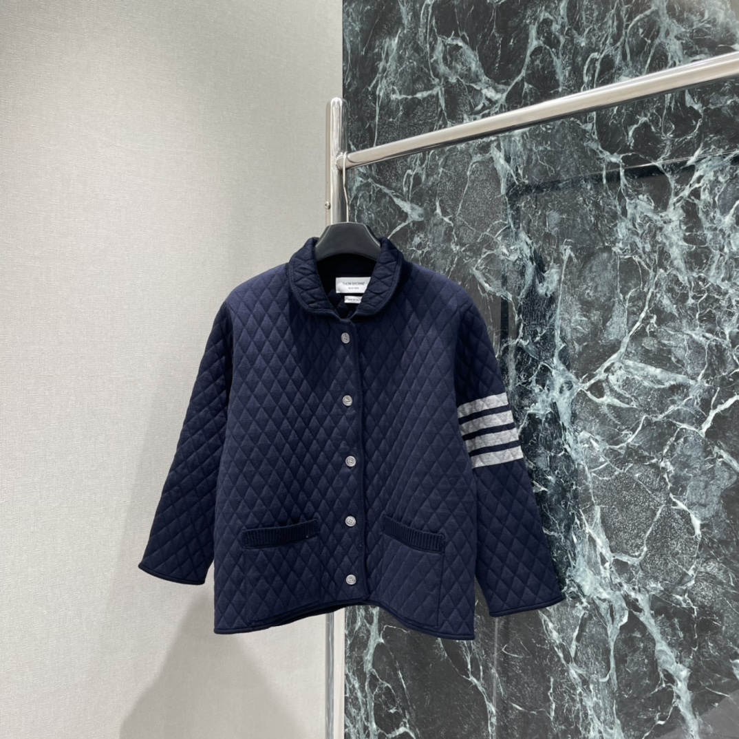 TB 25秋冬新款 菱格街缝提花外套 通体纹理菱格街缝提花精致大气 细节感满满 温柔中带点小复古 撞色拼