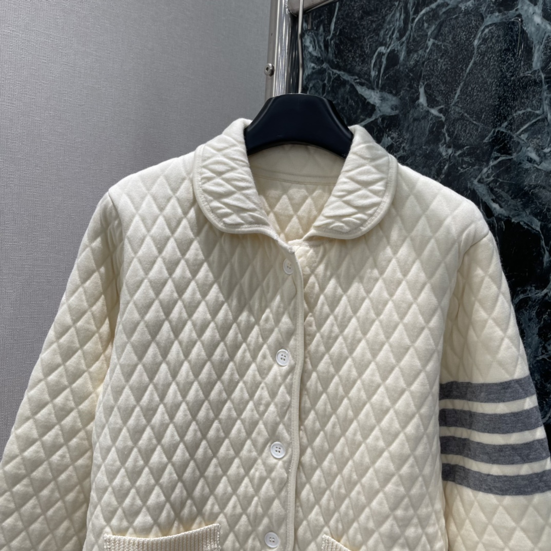 TB 25秋冬新款 菱格街缝提花外套 通体纹理菱格街缝提花精致大气 细节感满满 温柔中带点小复古 撞色拼