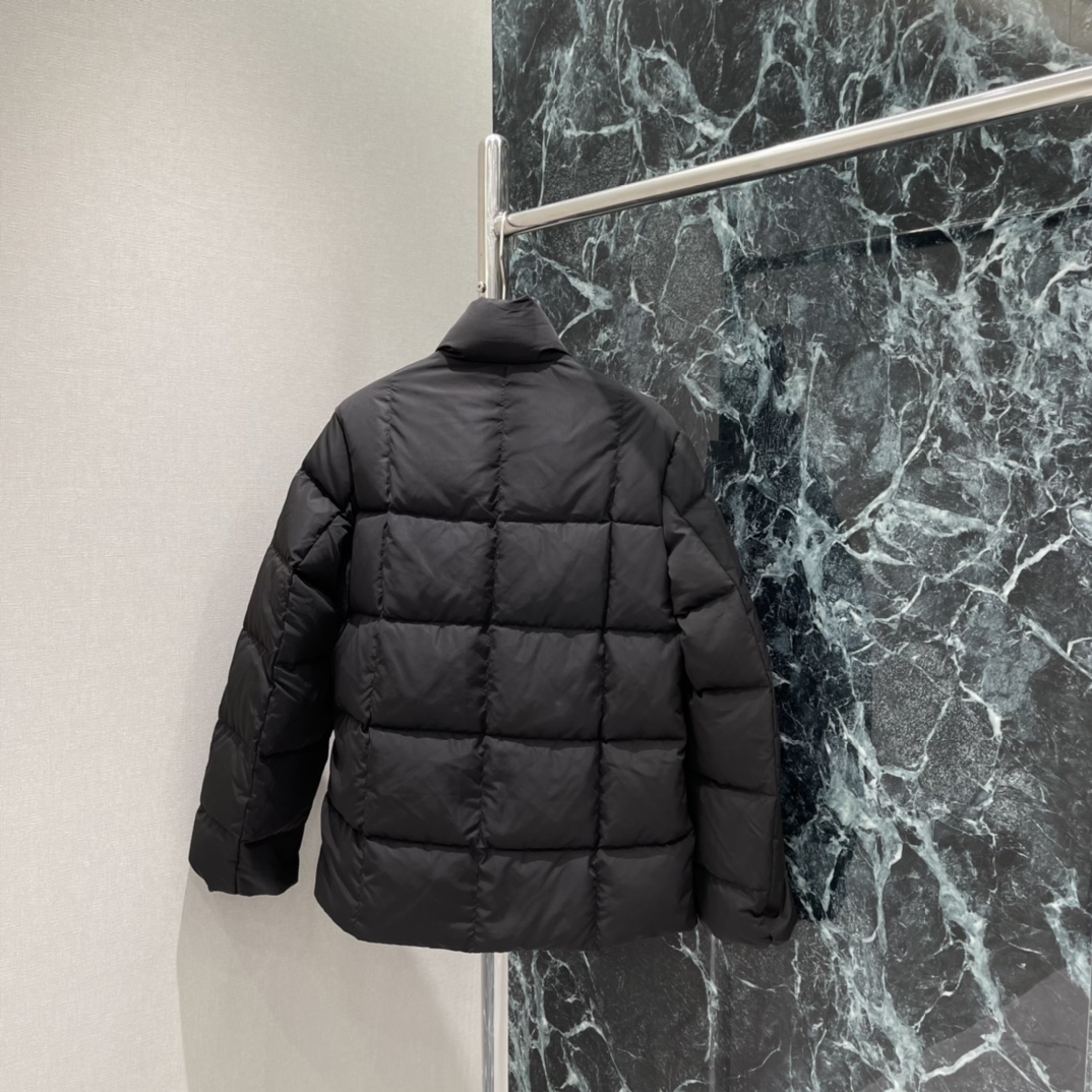 蒙口 25早秋新款 立翻领羽绒棉服 菱形压纹处理穿搭造型多变手臂外侧标志性明显徽标点缀彰显低调高级感翻领