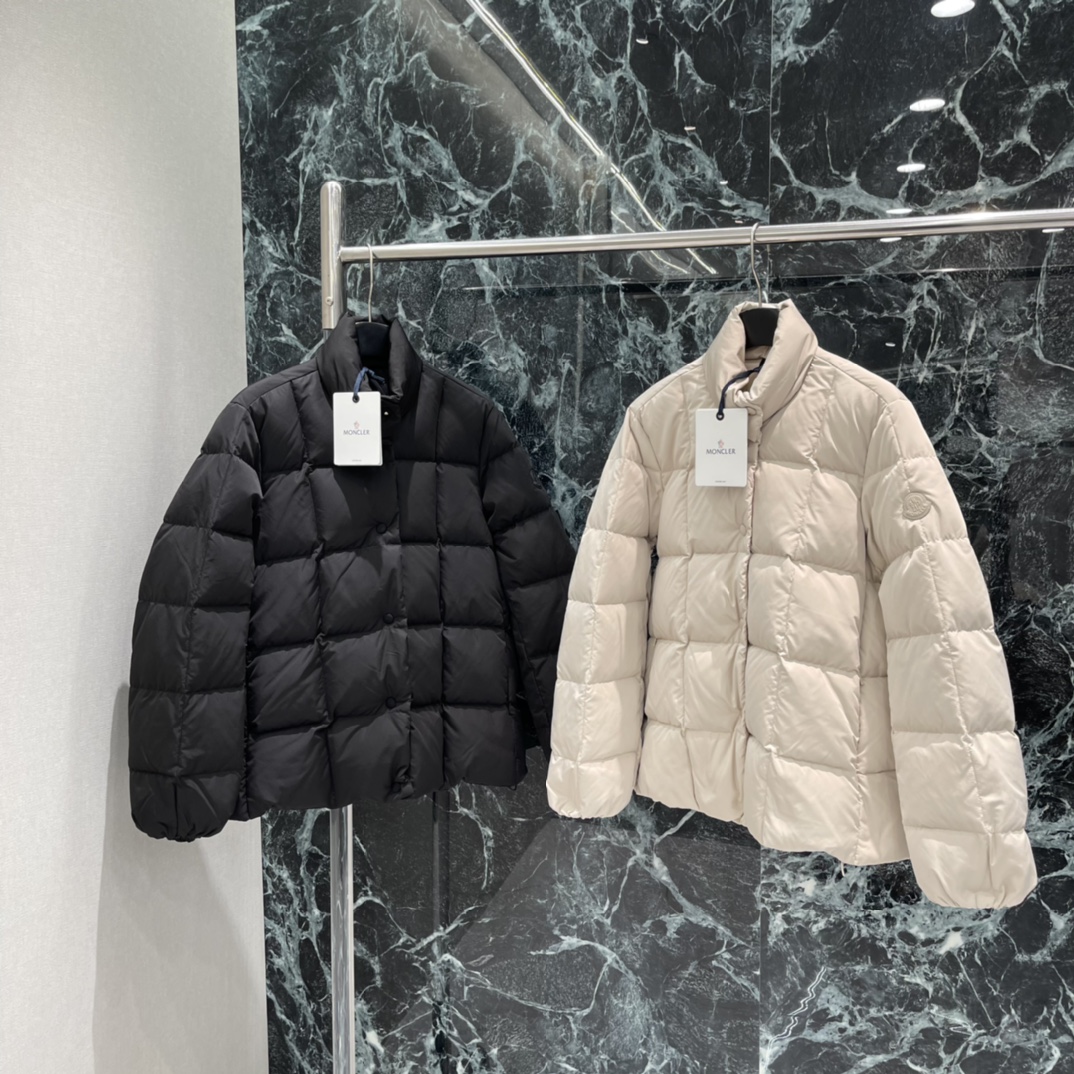 蒙口 25早秋新款 立翻领羽绒棉服 菱形压纹处理穿搭造型多变手臂外侧标志性明显徽标点缀彰显低调高级感翻领