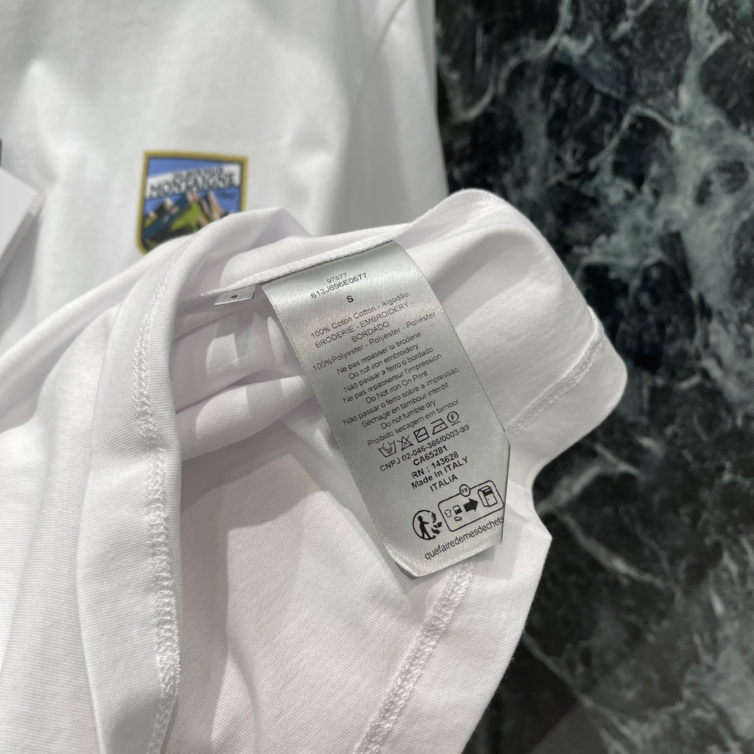 Ｄ家 25秋冬新款 多元素徽章圆领短袖T恤 男女同款 采用oversize宽松版型，对各种身形友好，既能