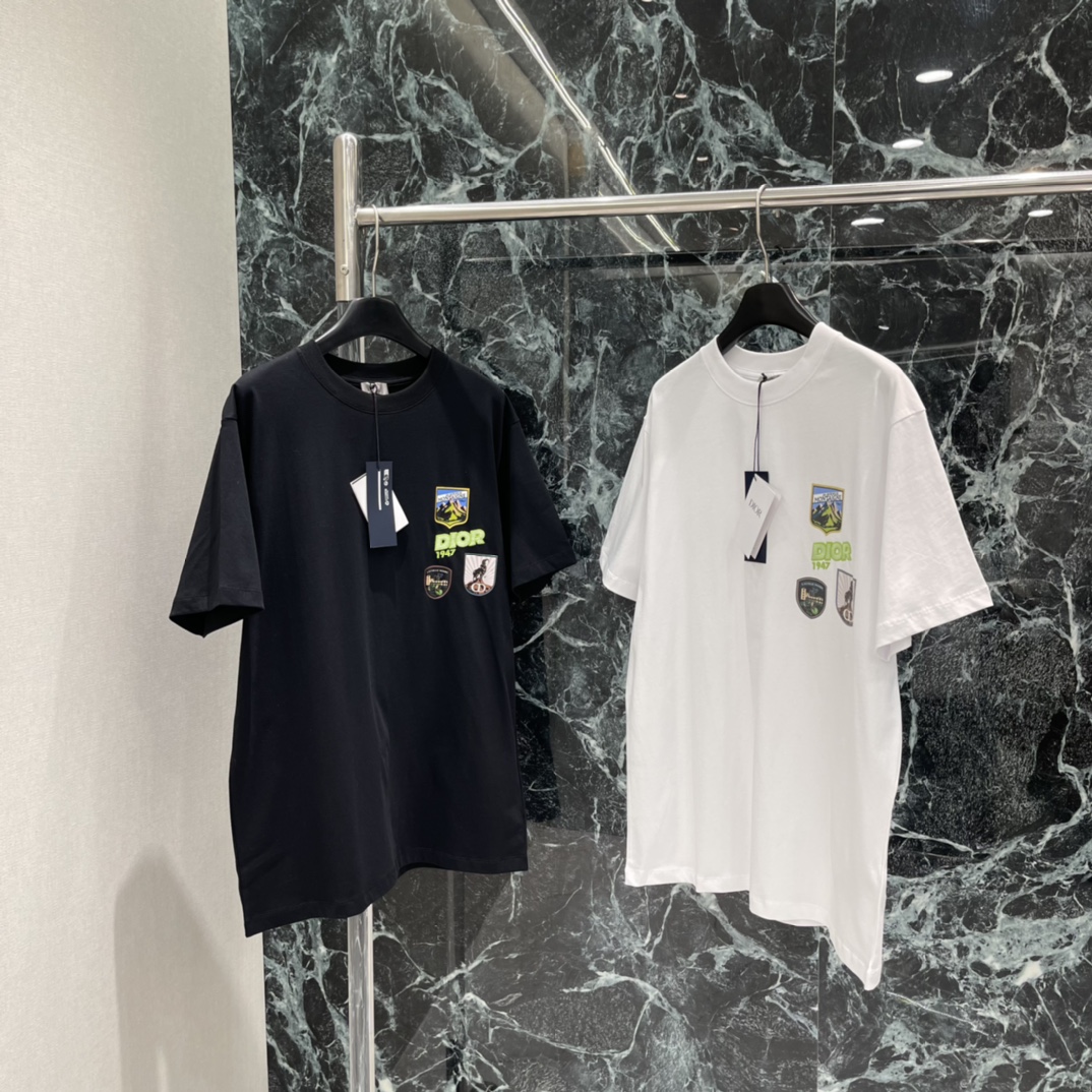 Ｄ家 25秋冬新款 多元素徽章圆领短袖T恤 男女同款 采用oversize宽松版型，对各种身形友好，既能