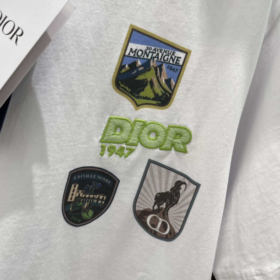 Ｄ家 25秋冬新款 多元素徽章圆领短袖T恤 男女同款 采用oversize宽松版型，对各种身形友好，既能