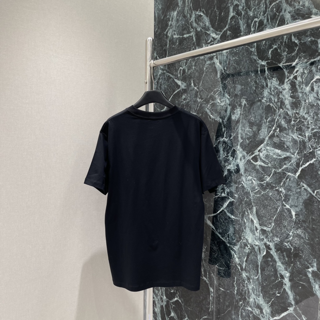 Ｄ家 25秋冬新款 多元素徽章圆领短袖T恤 男女同款 采用oversize宽松版型，对各种身形友好，既能