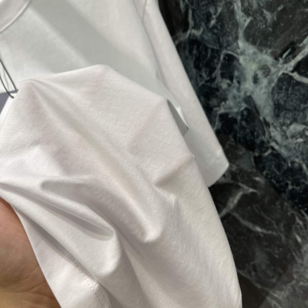 Ｄ家 25秋冬新款 多元素徽章圆领短袖T恤 男女同款 采用oversize宽松版型，对各种身形友好，既能