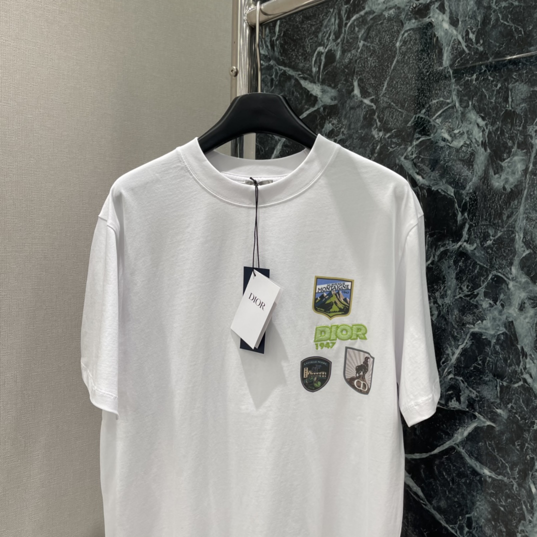 Ｄ家 25秋冬新款 多元素徽章圆领短袖T恤 男女同款 采用oversize宽松版型，对各种身形友好，既能