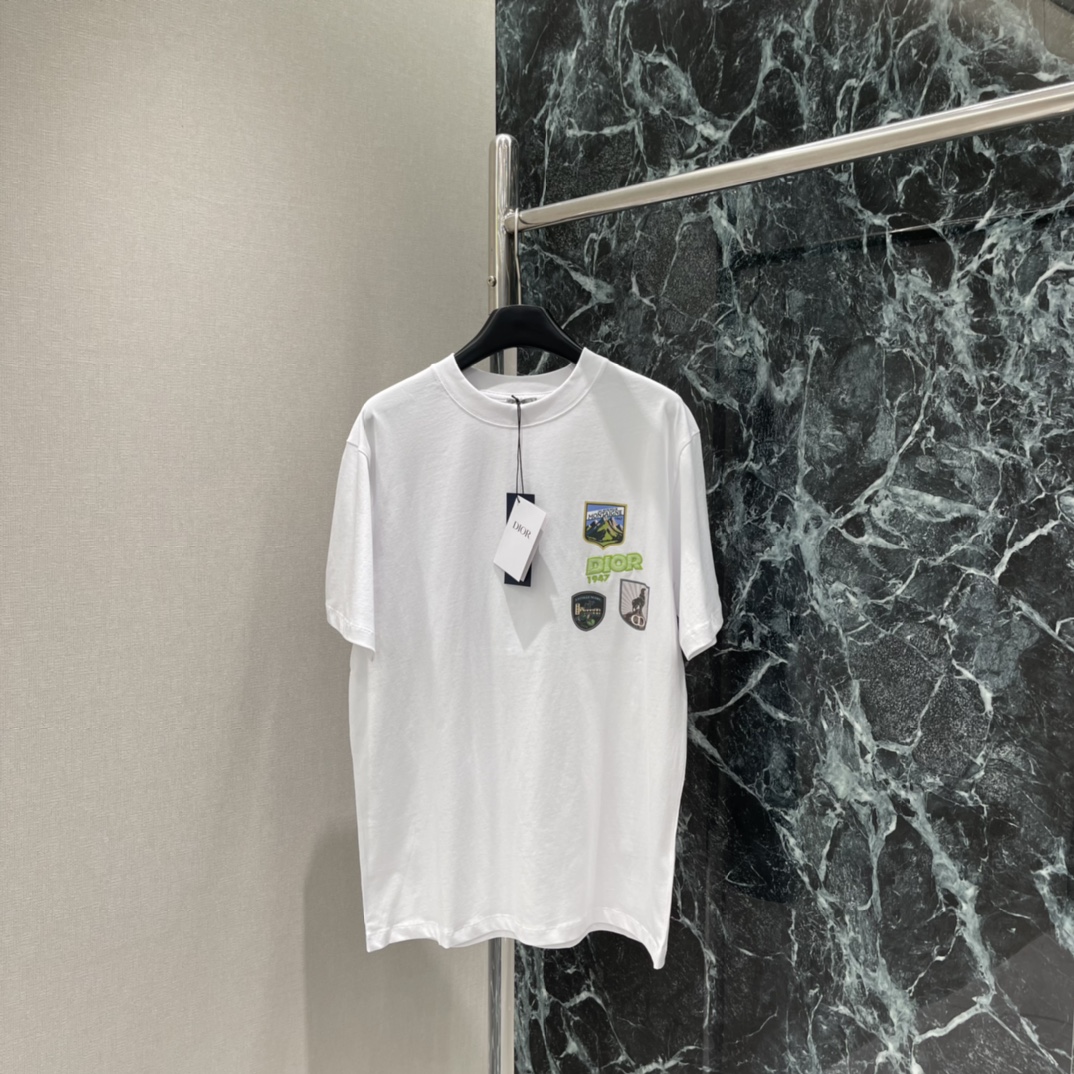 Ｄ家 25秋冬新款 多元素徽章圆领短袖T恤 男女同款 采用oversize宽松版型，对各种身形友好，既能