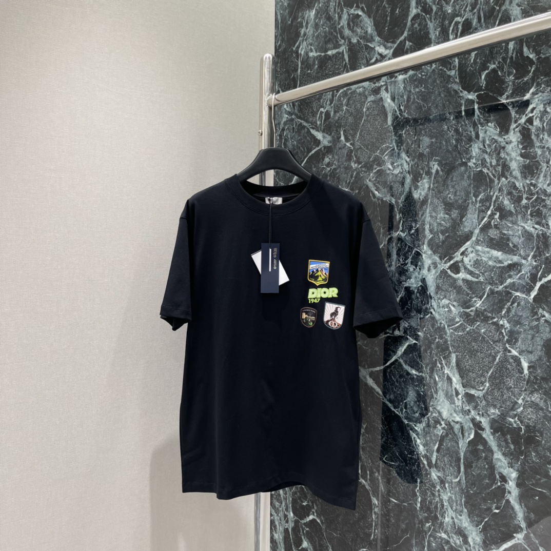 Ｄ家 25秋冬新款 多元素徽章圆领短袖T恤 男女同款 采用oversize宽松版型，对各种身形友好，既能