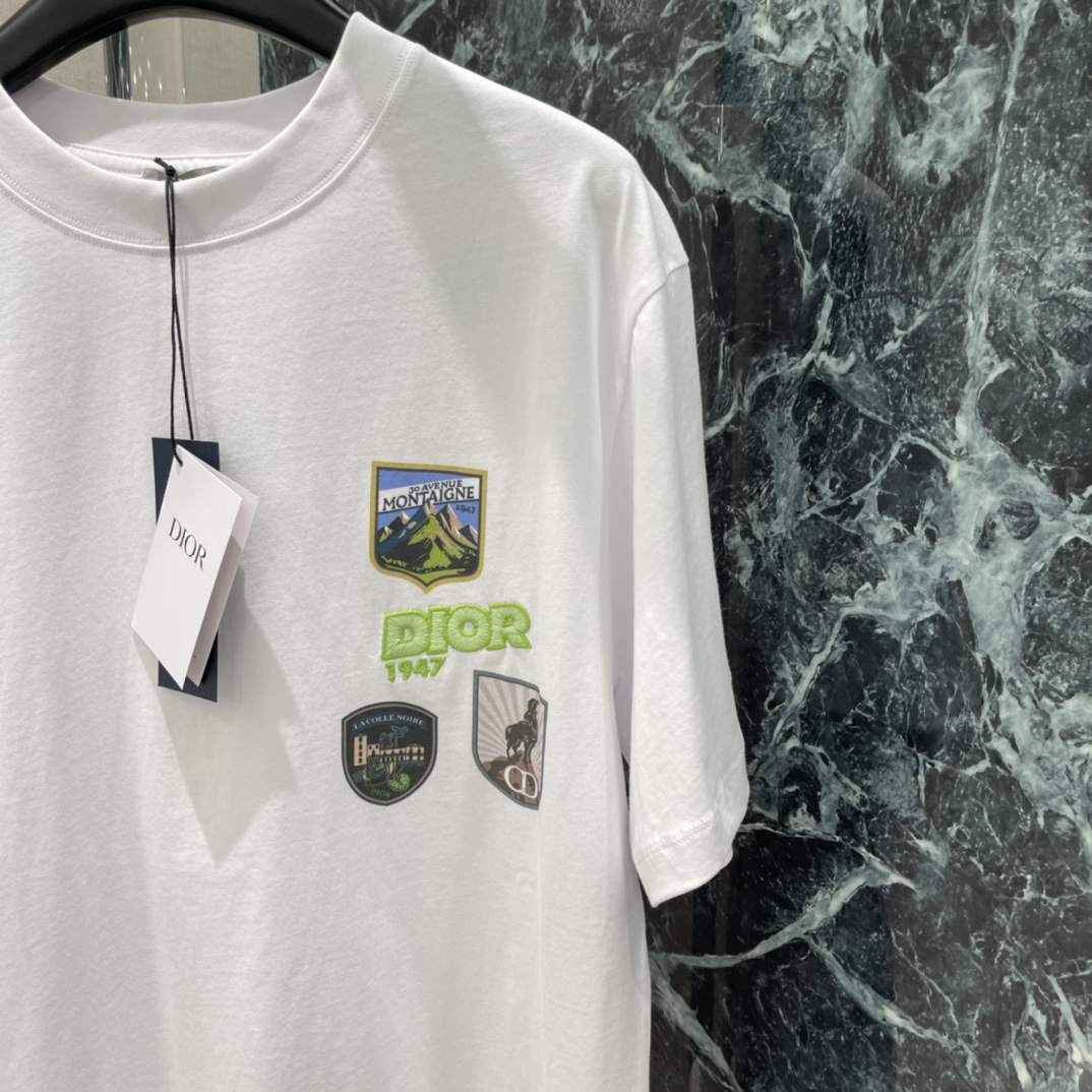 Ｄ家 25秋冬新款 多元素徽章圆领短袖T恤 男女同款 采用oversize宽松版型，对各种身形友好，既能