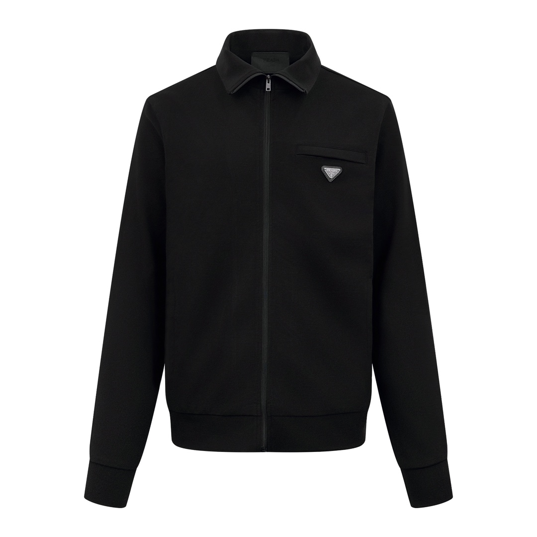 NO:567985,.Prada Triangular Logo Zipper Jacket Customized light-operated energy technology cotton Breathable air cotton Enjoy the feeling of cotton in the clouds Soft and waxy to the touch It is based on deep matte black and exudes an innate sense of luxury. The iconic triangle logo is embellished on the chest pocket to highlight the elegance and nobility of the brand. It features a square cut and stand-up collar. It outlines a sharp shoulder line and a straight body. It is versatile and interprets the true connotation of high-end fashion.  Process 1: Use imported special machine infrared to locate the 'Prada triangle mark'. The position is more accurate and firm. Process 2: Template machine to open the bag. The preset template guides the position, shape and size of the bag opening. The accuracy ensures the quality of the bag opening effect. Process 3: The fabrics are washed and have a better hand feel and texture. It is not easy to deform, not easy to shrink, not easy to fade, and maintains long-term beauty. Accessories   Customized 1:1 Prada triangle logo Customized 1:1 Prada zipper Customized 1:1 Prada trademark Fit Loose fit Size S M L XL,,prada,jackets & coats,alexander wang19860909.Prada 三角标拉链夹克 定制光感动能科技棉 会呼吸的空气棉 尊享云端棉感 触感软糯 以深邃的哑光黑作主基调 散发与生俱来的高级感 标志性三角形徽标点缀胸前口袋处 彰显品牌的优雅与高贵 以方形剪裁和立领为特色 勾勒利落肩线与直挺衣身 以百搭之姿 诠释着高端时尚的真正内涵 工艺1: 采用进口专机红外线定位“Prada三角标” 位置更为精准 牢固结实 工艺2 :模版机开袋 预设的模板来指导开袋的位置 形状和大小 精确性确保了开袋效果质量 工艺3: 面料都经过浇洗 手感质感更佳 不易变形 不易缩水 不易褪色 保持长久的美观 辅料 定制1:1 Prada 三角标 定制1:1 Prada 拉链 定制1:1 Prada 商标 版型 宽松版型 尺码 S M L XL,,prada,jackets & coats,alexander wang,Men's clothing