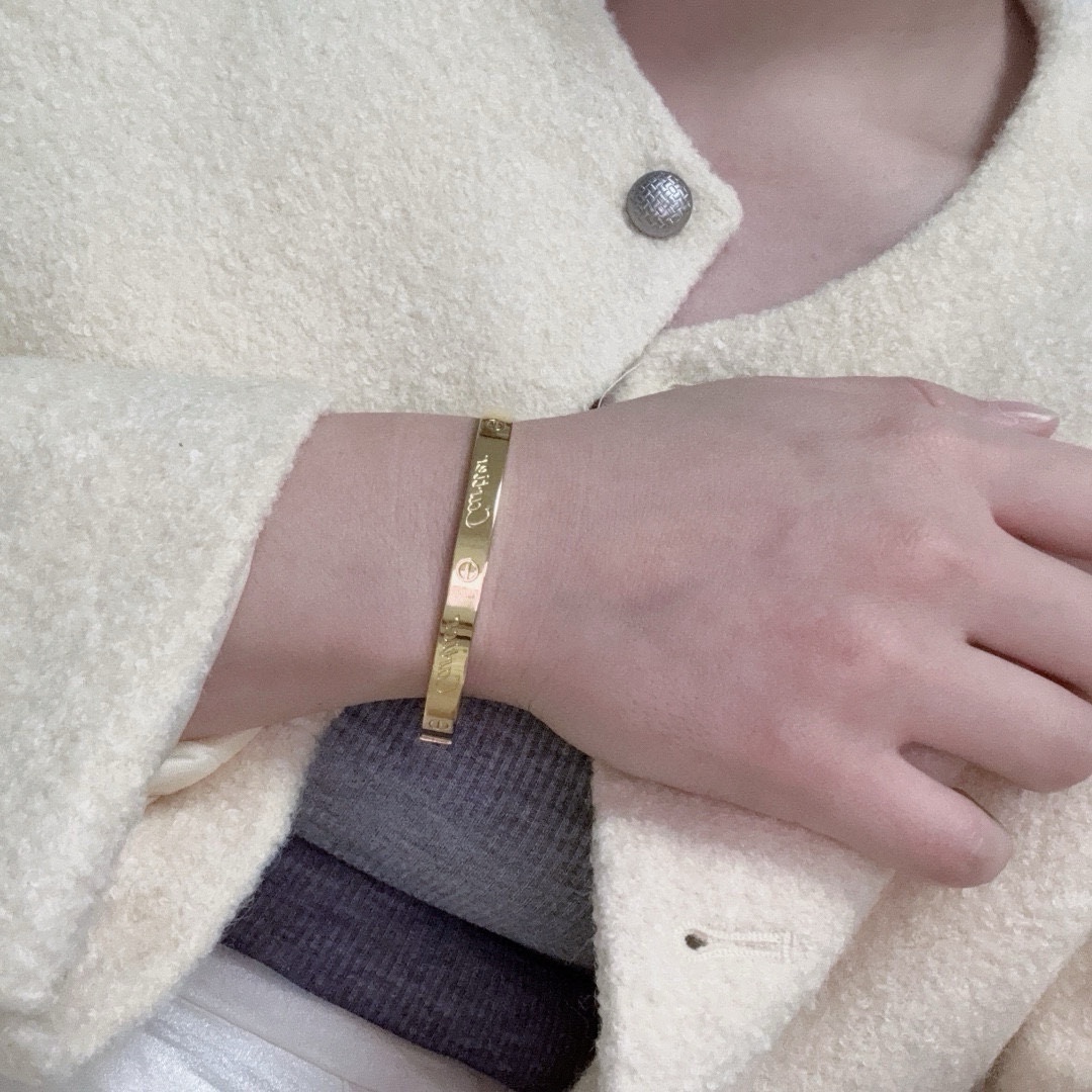 NO:555881,Cartier's official website has recently released a popular narrow version of the medium-sized bracelet with imported Seiko and color-preserving 18k high-end customization and top-notch craftsmanship. The counter's logo is clearly engraved and there are no blind spots in 360 degrees!  The new narrow version design is more refined ~ For such a beautiful thing, you must have super white, high-quality jewelry, cartier, cartier, bracelet19860909Cartier 卡地亚官网最新发布 火爆窄版细款中号手镯进口精工保色18k高端定制顶级工艺 专柜logo刻字清晰 360度无死角！全新的窄版设计 更显精致～如此美物 你必须拥有超级显白,饰品精品,cartier,cartier,bracelet,Jewelry