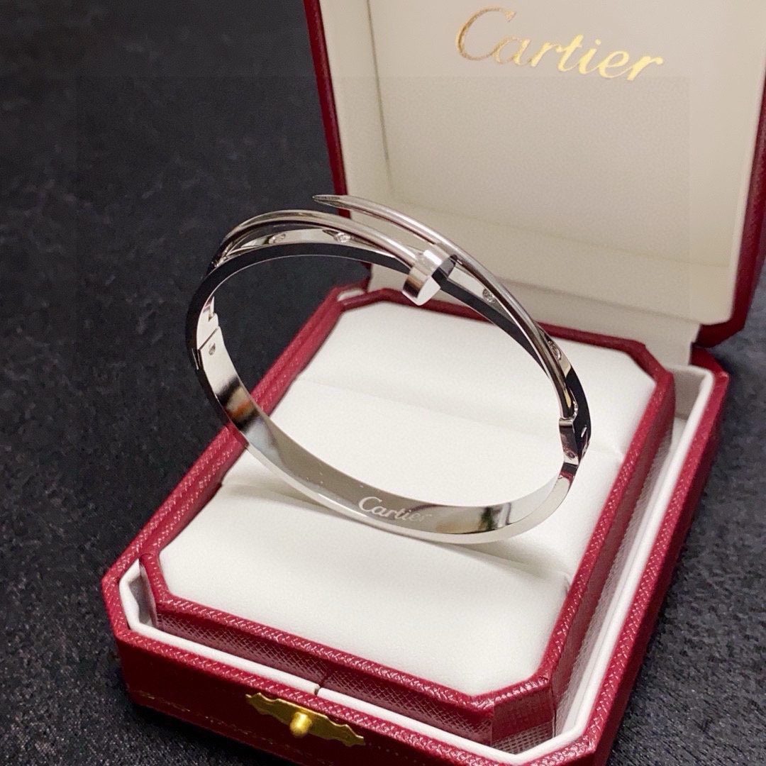 NO:555901,Cartier's official website recently released the popular nail-set diamond bracelet, imported Seiko color-preserving 18k high-end customization and top-notch craftsmanship. The counter's logo is clearly engraved and there are no dead ends in 360 degrees!  The new narrow version design is more refined ~ For such a beautiful thing, you must have super white, high-quality jewelry, cartier, cartier, bracelet19860909Cartier 卡地亚官网最新发布 火爆钉子镶钻手镯进口精工保色18k高端定制顶级工艺 专柜logo刻字清晰 360度无死角！全新的窄版设计 更显精致～如此美物 你必须拥有超级显白,饰品精品,cartier,cartier,bracelet,Jewelry