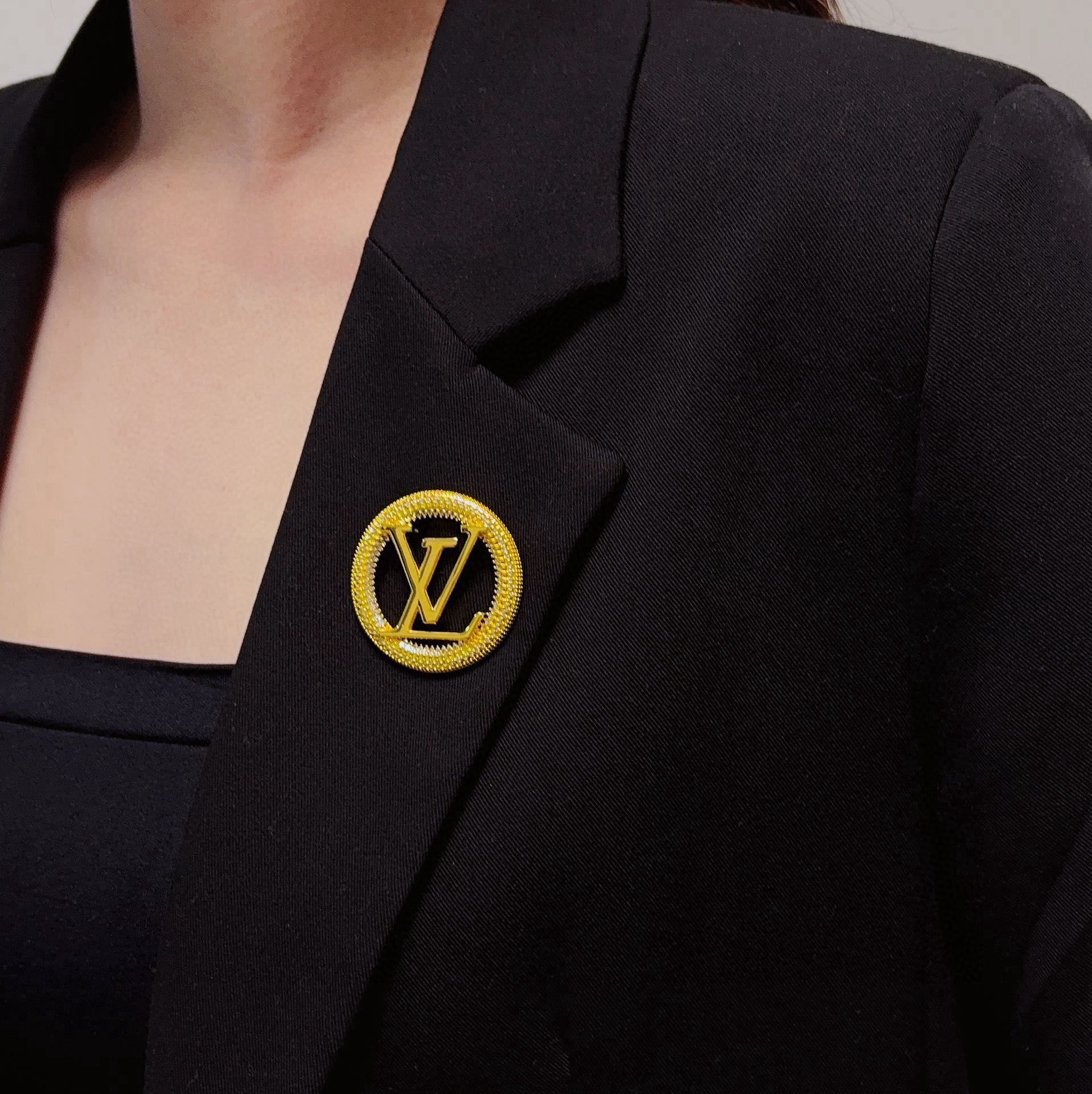 NO:555908,Louis Vuitton Louis Vuitton counter new gold-colored retro brooch studded with diamond letters, three-color retro LV brooch LV is the accessory that understands women best. Those women who devote all their efforts to being themselves tend to cherish the meaning of the brooch more. Ms. LV pinned the brooch on her hat and told the fashionable ladies who imitated her [Brooch is very practical. It can be pinned on the collar of a suit, on a pocket, on a hat, on a belt or on an evening dress. Boutique jewelry, louis  vuitton,louis vuitton,louis vuitton,business suit,brooch,breastpin,gold,hats19860909Louis Vuitton 路易威登 专柜新款镶满钻字母黄金色复古胸针,三种色复古LV胸针Lv是最懂女人的饰物.那些倾注了全部心血去做自己的女人,往往更珍惜胸针的意义.LV女士把胸针别在帽子上,并告诉那些模仿她的时髦女士们[胸针可是非常实用,它可以别在西装领上、口袋上、帽子上、腰带上或者是晚礼服上,饰品精品,louis vuitton,louis vuitton,louis vuitton,business suit,brooch，breastpin,gold,hats,Jewelry