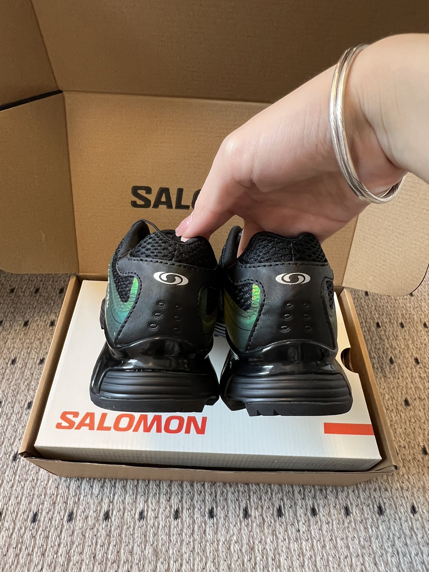 Salomo*25SS新款XT Whisper潮流运动鞋融合户外功能性与都市潮流感，采用标志性的流线型鞋