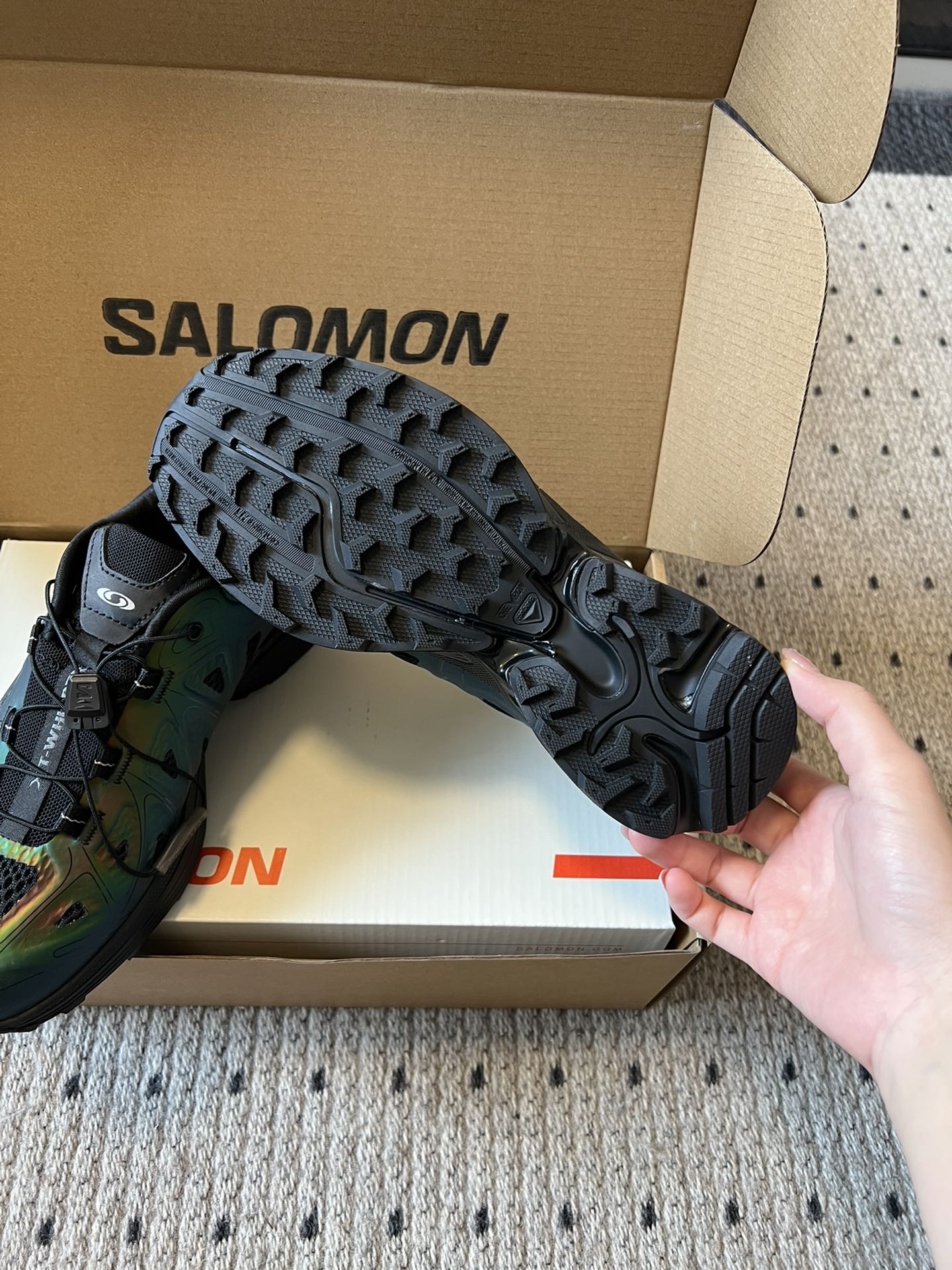 Salomo*25SS新款XT Whisper潮流运动鞋融合户外功能性与都市潮流感，采用标志性的流线型鞋