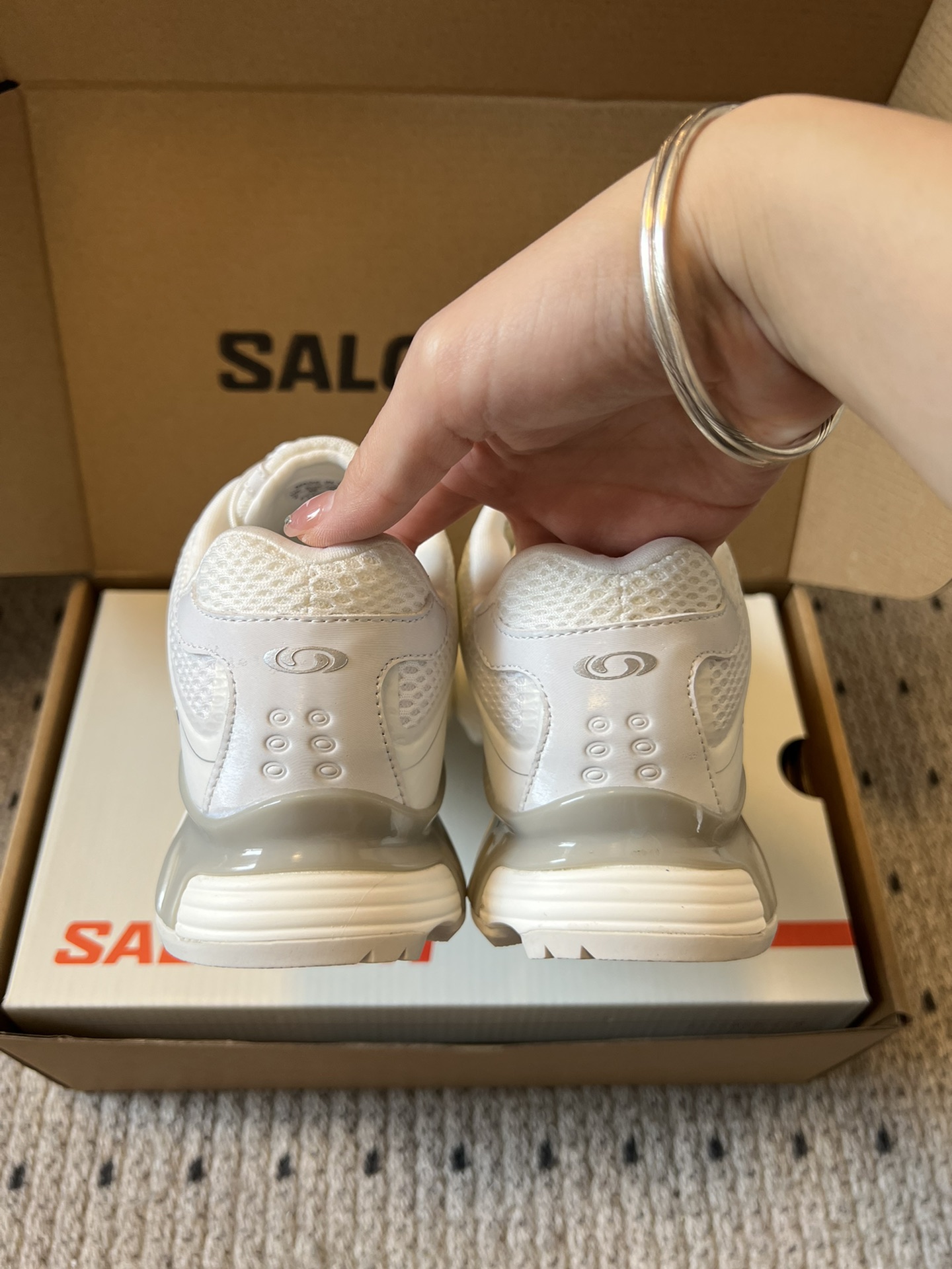 Salomo*25SS新款XT Whisper潮流运动鞋融合户外功能性与都市潮流感，采用标志性的流线型鞋