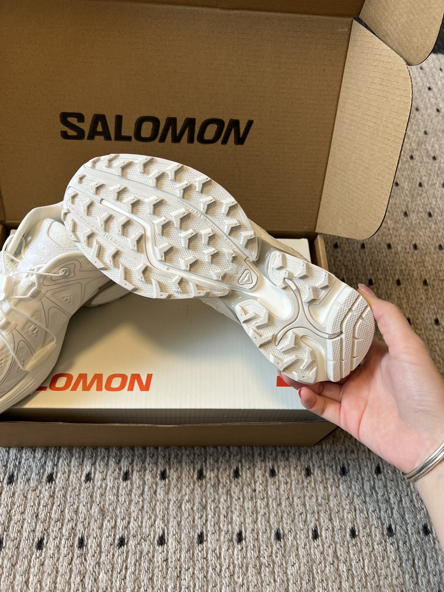 Salomo*25SS新款XT Whisper潮流运动鞋融合户外功能性与都市潮流感，采用标志性的流线型鞋