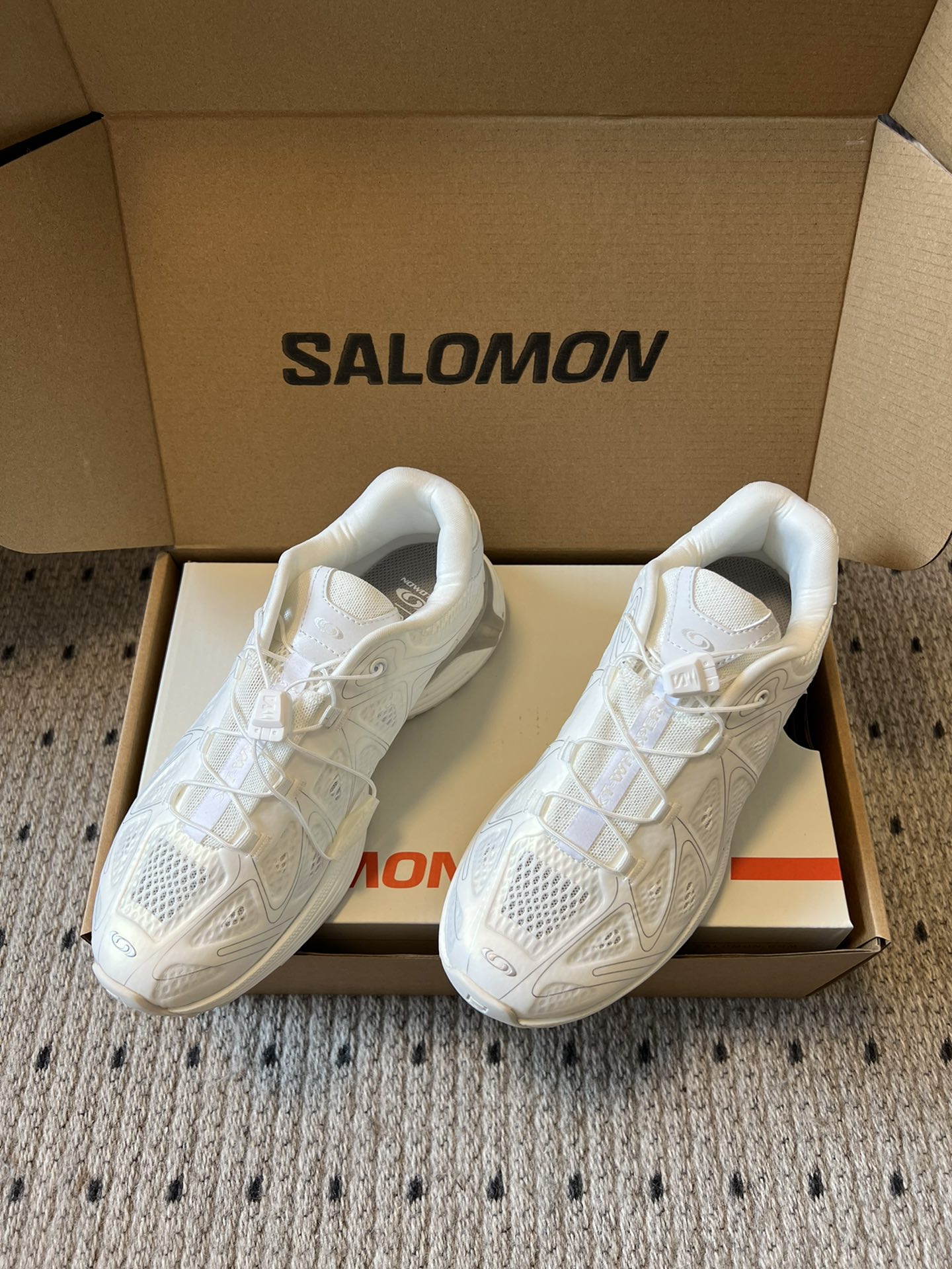 Salomo*25SS新款XT Whisper潮流运动鞋融合户外功能性与都市潮流感，采用标志性的流线型鞋