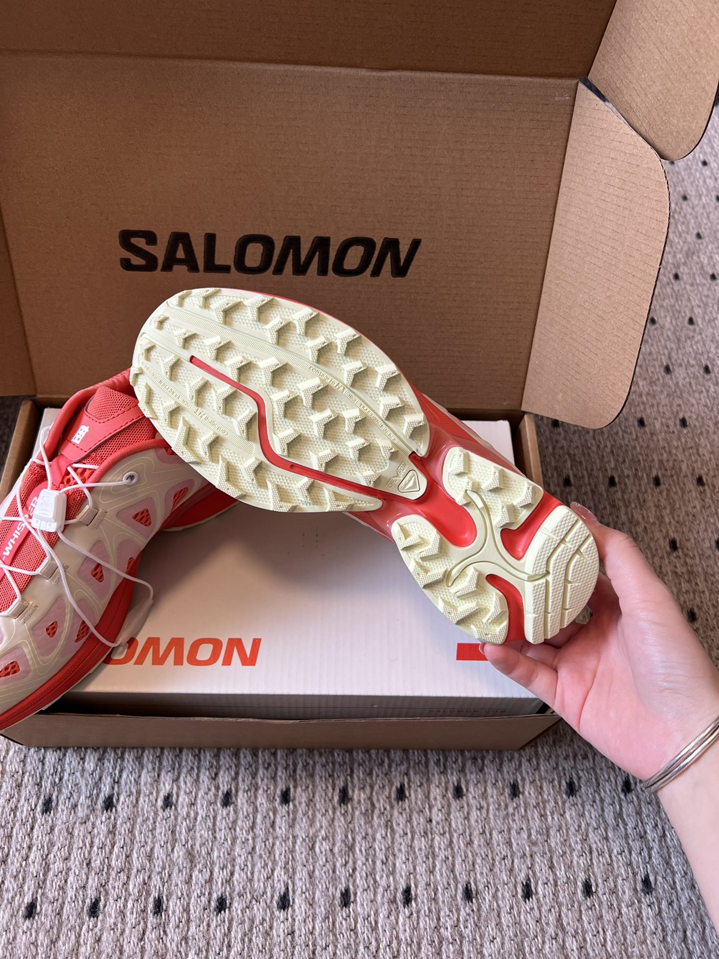 Salomo*25SS新款XT Whisper潮流运动鞋融合户外功能性与都市潮流感，采用标志性的流线型鞋