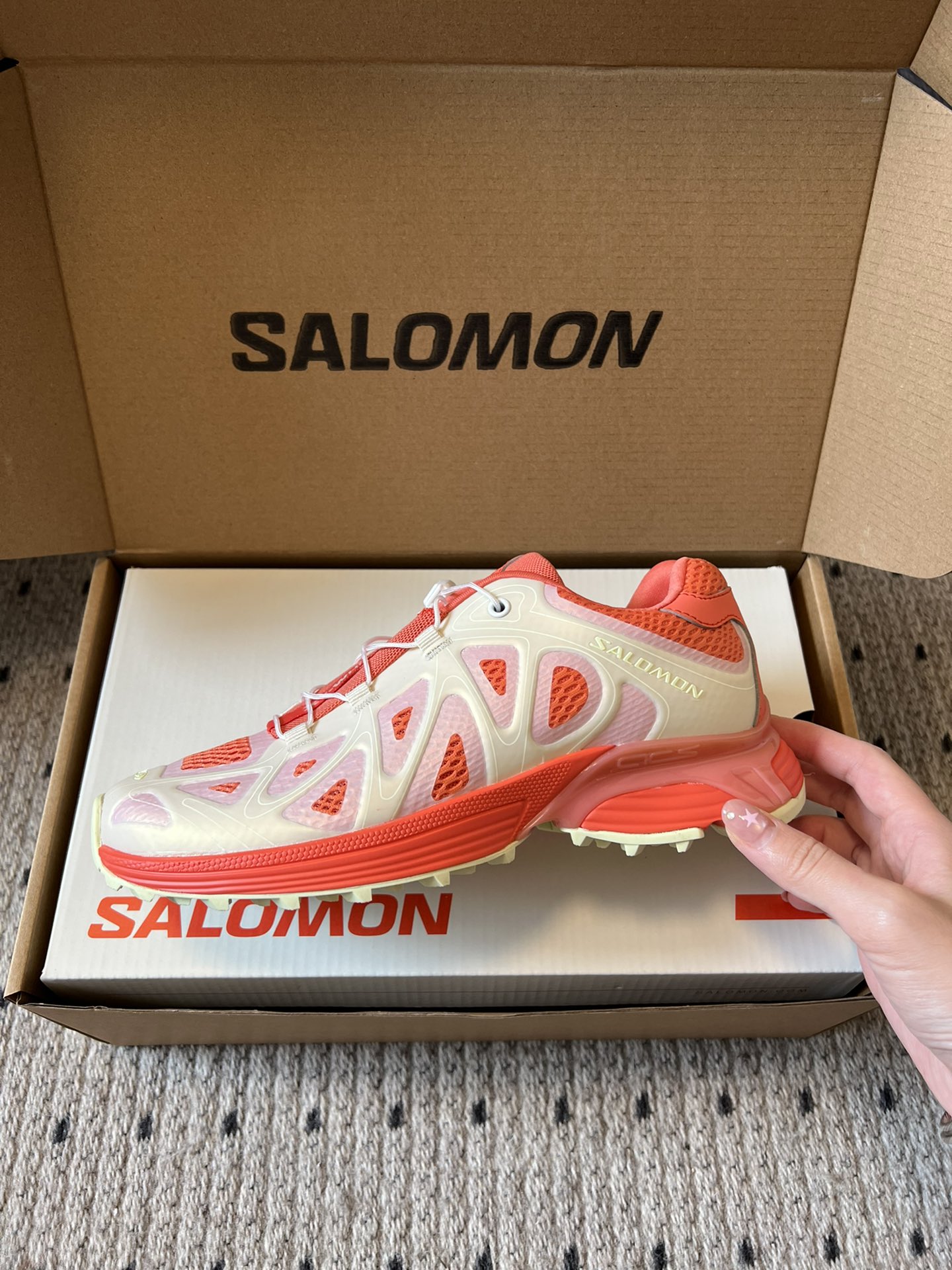 Salomo*25SS新款XT Whisper潮流运动鞋融合户外功能性与都市潮流感，采用标志性的流线型鞋