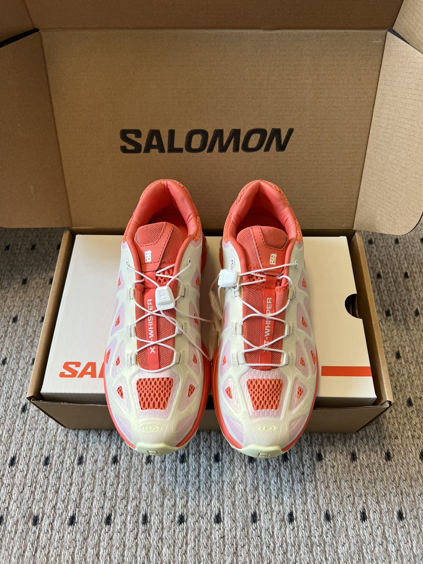 NO:563285,The top-quality Salomo*25SS new XT Whisper trendy sports shoes combine outdoor functionality and urban fashion. They adopt an iconic streamlined shoe design and a large area of breathable mesh structure, which combines visual tension and practicality. The shoelace system is highly recognizable, adding an avant-garde functional style element to the overall shape.  Inheriting Salomon's technical advantages in the outdoor field, the midsole has good cushioning and support, suitable for daily walking, light sports and other scenes; the upper material is wear-resistant and breathable, and can meet the wearing needs in a variety of environments. Imported upper technology, mesh lining, outsole, rubber outsole SIZE35-41, casual shoes/sports shoes, sneakers19860909顶级品质 Salomo*25SS新款XT Whisper潮流运动鞋 融合户外功能性与都市潮流感,采用标志性的流线型鞋身设计,搭配大面积的透气网面结构,兼具视觉张力与实用性；鞋带系统极具辨识度,为整体造型增添了前卫的机能风元素. 继承了萨洛蒙在户外领域的技术优势,中底具备良好的缓震与支撑性,适合日常行走、轻度运动等场景；鞋面材质耐磨且透气,能应对多种环境下的穿着需求. 鞋面进口工艺 内里网布 大底橡胶大底 SIZE35-41,休闲鞋/运动鞋,sneakers,Women's Shoes