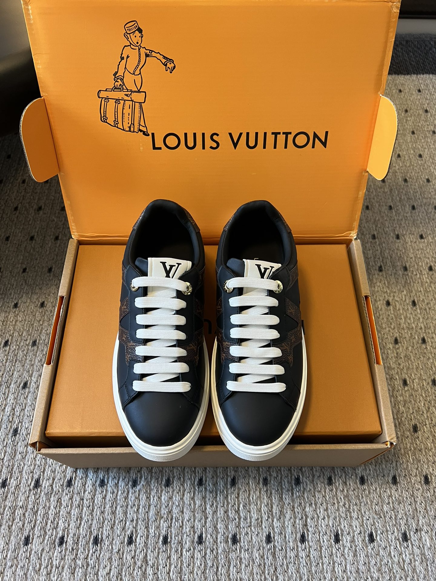NO:559283,Louis Vuitto* Louis Vuitton lace-up classic thick-soled sneakers are made of white leather with a delicate and high-end texture. The uppers are decorated with the brand's iconic four-leaf flower and presbyopia pattern elements. The metal buckles and decorative parts at the shoelaces add a sense of luxury. The overall design combines the brand's classic elements with a sense of fashion, making it highly recognizable.  The style tends to be light, luxurious and casual, with the main tone of white being versatile and high-end. It is a fashionable item that enhances the sophistication of the look. Pair it with light blue denim straight-leg pants and a white silk shirt, and a beige knitted cardigan to create an elegant and casual light luxury casual look. Upper cowhide Leather lining Outsole Original open molded outsole Size 35-41, casual shoes/sports shoes, louis vuitton, louis vuitton, sneakers, shirts, cowhide, real silk19860909Louis Vuitto* 路易威登系带 经典厚底板鞋 采用白色皮革材质,质感细腻高级；鞋面上装饰有品牌标志性的四叶花和老花图案元素,鞋带处的金属扣与装饰件增添奢华感,整体设计融合了品牌经典元素与时尚感,辨识度极高. 风格偏向轻奢休闲,白色主调百搭且显高级,是提升造型精致感的时尚单品.搭配浅蓝色牛仔直筒裤与白色真丝衬衫,外搭米色针织开衫,打造优雅随性的轻奢休闲造型. 鞋面牛皮 内里牛皮 大底原版开模大底 Size35-41码,休闲鞋/运动鞋,louis vuitton,louis vuitton,sneakers,shirts,cowhide,real silk,Women's Shoes