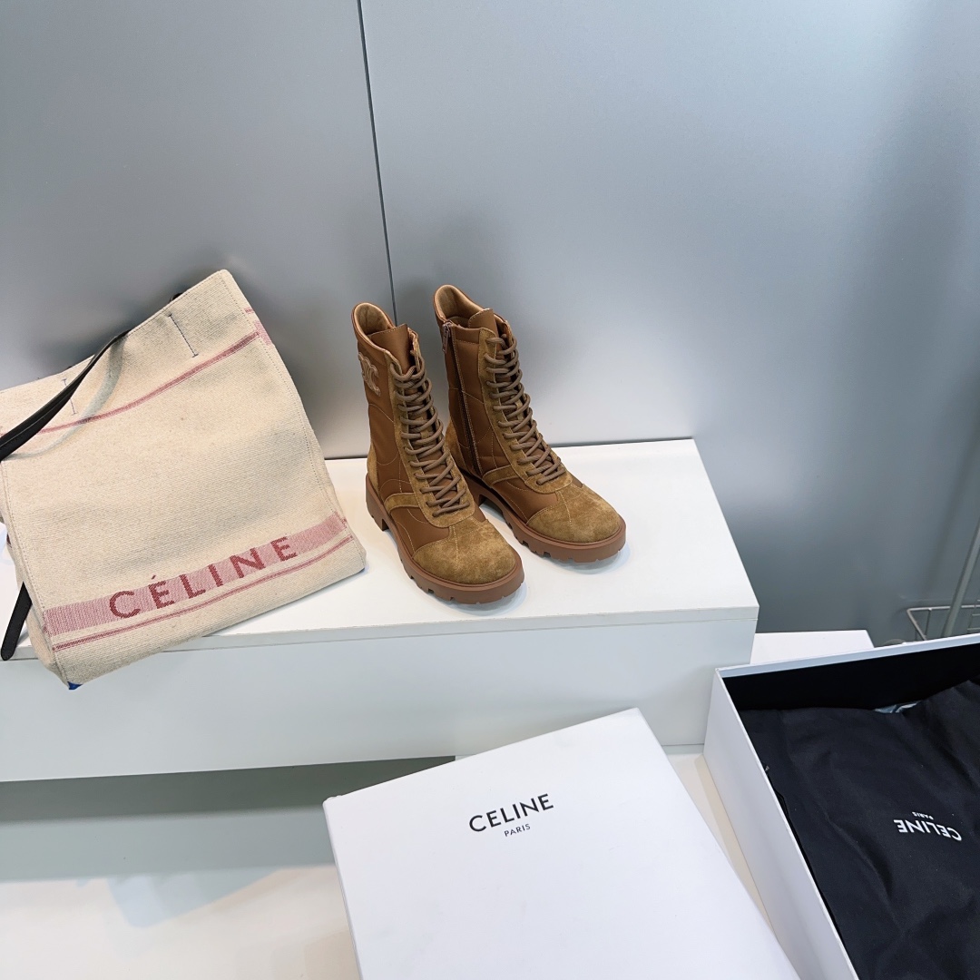 NO:627976,High quality!  Top quality celine Celine 25ss autumn and winter new Arc de Triomphe lace-up Martin boots short boots!  This autumn and winter is a trendy item specially customized for goddesses!  The lace-up, thick-soled and elevated design are super authentic, fashionable and fashionable shoes that are popular in the season. They have a fashionable and simple style that can be either salty or sweet. They are perfect for matching!  The upper is made of imported cow suede!  Sheepskin lining!  Original molded non-slip and wear-resistant rubber outsole!  Code number: 35-41 (40 and 41 are customized and non-returnable) Comes with original packaging, boots, celine, celine, boots, sheepskin19860909高品质！顶级品质celine赛琳25ss秋冬新品凯旋门系带马丁靴短靴！这个秋冬为女神们专属定制的一款潮流单品！系带厚底增高的设计版型超正、当季流行的时髦潮鞋,可盐可甜的时尚简约风,满分的搭配神器！ 鞋面采用进口牛反绒！内里垫脚羊皮！ 原版开模防滑耐磨橡胶大底！ 码数:35-41（40 41订做不退换） 配原版包装,靴子,celine,celine,boots,sheepskin,Women's Shoes