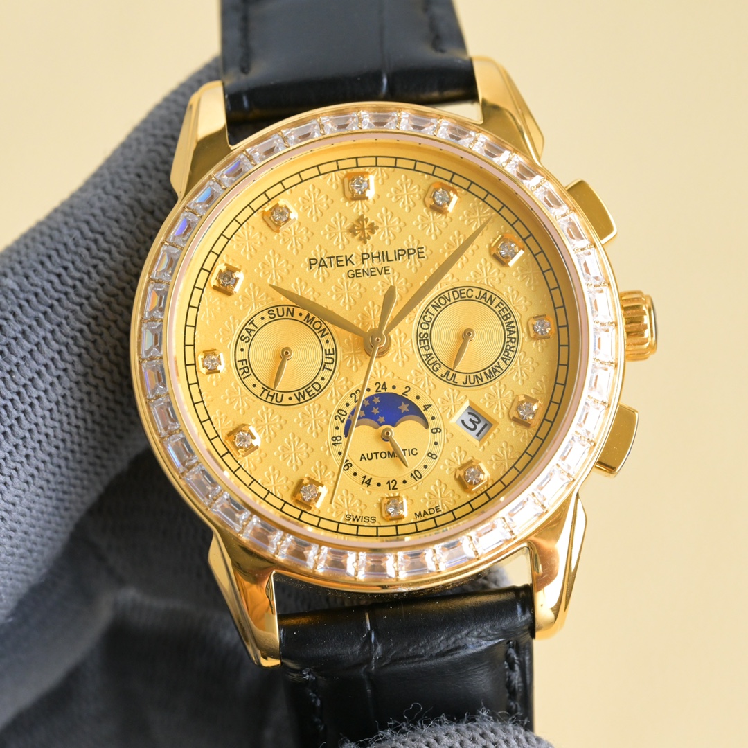 NO:552695,White gold, 50 diamonds [latest product in TW years] Patek Philippe’s highest version watch on the market!  The TW watchmaker team spent 8 months carefully designing, daring to be the first, breaking through multiple technical bottlenecks, and striving for perfection!  [Case] The market's exclusive latest pot lid glass material, the dial is simple and extraordinary, 12 scales are integrated with the glass, the exclusive full diamond case has a super 3D three-dimensional effect, ultra-thin craftsmanship, and a diameter of 40mm. [Movement] The watch uses the original 9015 movement, with a vibration frequency of 28,800 times per hour, and zero repair quality. [Strap Buckle] The style is matched with Italian cowhide to make the wrist more comfortable and comfortable. The watch buckle is engraved with a classic logo, generous and classy.  No one really owns a Patek Philippe, they just keep it for the next generation.,,patek philippe,cowhide19860909白 金 钻50【 TW 年最新出品】百达翡丽 市场最高版本腕表！TW制表师团队历时8个月精心设计,敢为人先,突破多层技术瓶颈,力求完美！【表壳】市场独家最新锅盖玻璃材质,表盘简而不凡,12个刻度与玻璃融为一体,独家的满钻表壳,具有超强3D立体感,超薄工艺,直径40mm.【机芯】腕表采用原装9015机芯,每小时振频28800次,零返修质量.【表带扣】款式搭配意大利牛皮让手腕更贴合舒适,腕表表扣上面刻有经典标志,大方富有档次. 没有人真正拥有百达翡丽,只不过为下一代保管而已.,,patek philippe,cowhide,Watch