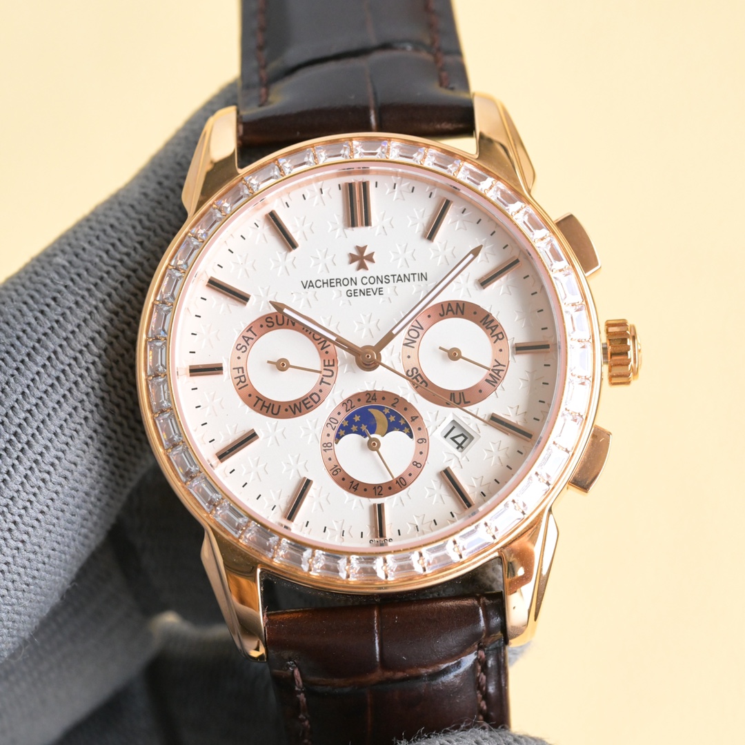 NO:552697,Platinum Diamond 50 TWFactory, Taiwan factory masterpiece, brand new V2 upgraded version!  The highest version on the market, the Jiangshi Heritage Series 5000T/000P_B Perpetual Calendar Multi-Function Watch, 1 is equipped with the same movement as the genuine product, the balance wheel is exactly the same as the genuine product, and all functions can be used normally. 2 The four corner curvature of the case has been improved, the color curvature of the dial is more consistent, the 12 scales are polished more delicately, and the whole is closer to the counter!  3. Paired with Italian cowhide, it makes the wrist more fit and comfortable!  The Vacheron Constantin Heritage Series produced by the TW factory incorporates the most unique DNA of Vacheron Constantin. It is a symbol of Vacheron Constantin's ultimate elegance and fully embodies the purest tradition of the fine watchmaking industry!  Suitable for various business occasions, simple and refined yet elegant!  TW's exquisite replica, please appreciate it!  ,,vacheron,cowhide19860909白 金 钻50 TWFactory,台湾厂力作,全新V2升级版！市场最高版本江诗传袭系列5000T/000P_B万年历多功能腕表,1搭载与正品一致机芯,摆轮与正品完全一致,所有功能均可正常使用.2对表壳的四个角弧度进行改善,表盘颜色弧度更契合,12个刻度打磨更细腻,整体更贴近专柜！3搭配意大利牛皮让手腕更贴合舒适！TW工厂出品的江诗.丹顿传袭系列融汇了江诗.丹顿最独特的DNA,是江诗丹顿极致优雅的象征,充分体现了高级制表业最纯粹的传统！适合各种商务场合,简敛精致不失优雅！TW精品复刻,敬请品鉴！,,vacheron,cowhide,Watch