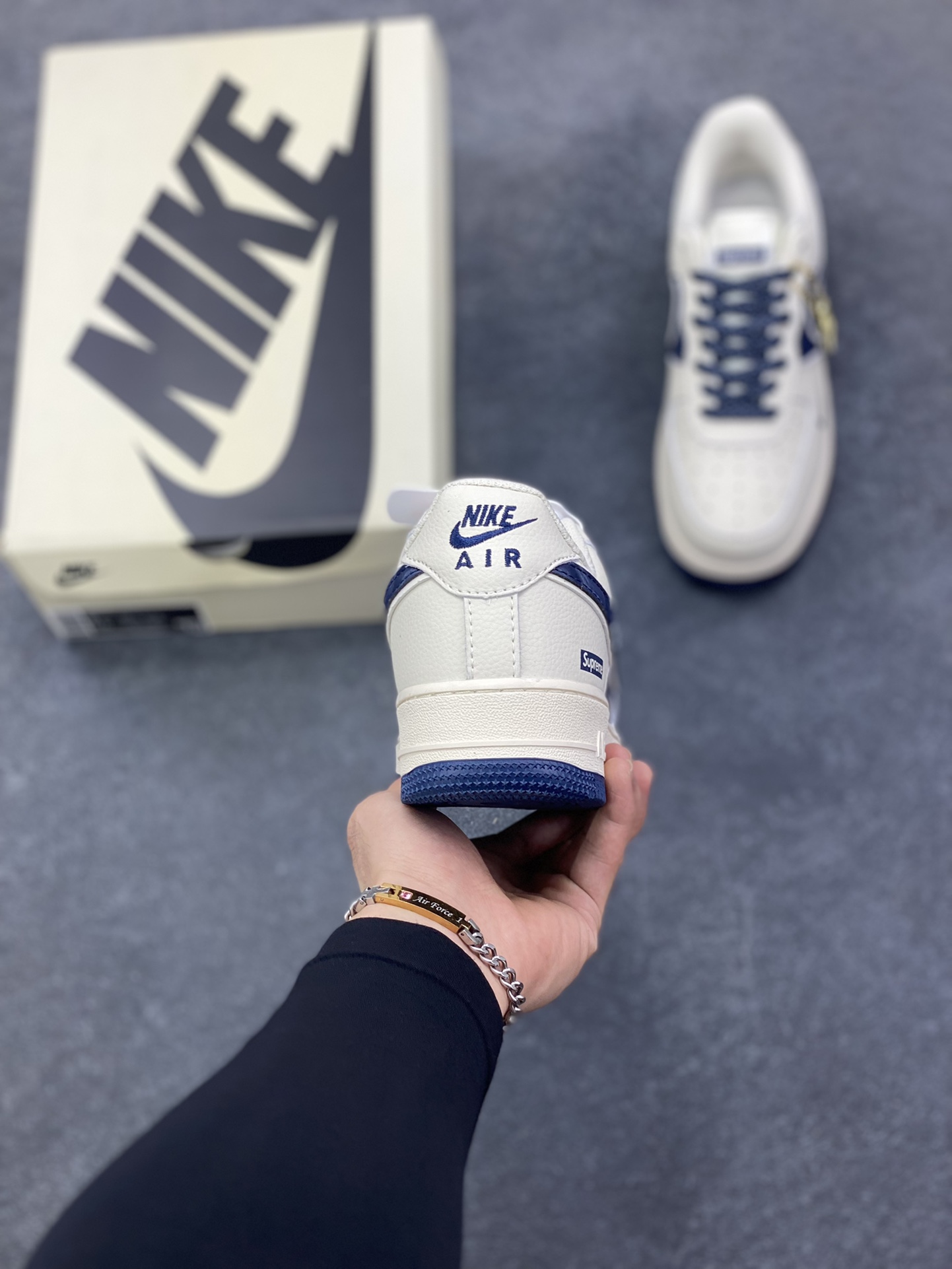 图片[4]-NIke Air Force 1 \’07 Low “Supreme联名——波纹米蓝”空军一号 低帮 运动鞋 休闲鞋 折边针车 工艺难度大 原楦头原纸板 原装鞋盒 定制五金配件 内置全掌气垫 原厂鞋底 货号：XY2025-001 尺码：36 36.5 37.5 38 38.5 39 40 40.5 41 42 42.5 43 44 44.5 45-选品中心