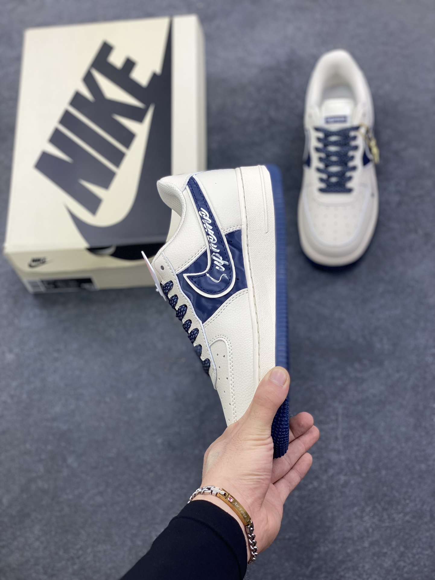 图片[3]-NIke Air Force 1 \’07 Low “Supreme联名——波纹米蓝”空军一号 低帮 运动鞋 休闲鞋 折边针车 工艺难度大 原楦头原纸板 原装鞋盒 定制五金配件 内置全掌气垫 原厂鞋底 货号：XY2025-001 尺码：36 36.5 37.5 38 38.5 39 40 40.5 41 42 42.5 43 44 44.5 45-选品中心