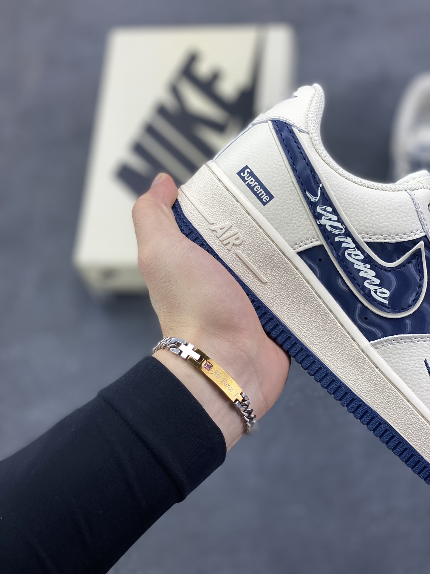 图片[6]-NIke Air Force 1 \’07 Low “Supreme联名——波纹米蓝”空军一号 低帮 运动鞋 休闲鞋 折边针车 工艺难度大 原楦头原纸板 原装鞋盒 定制五金配件 内置全掌气垫 原厂鞋底 货号：XY2025-001 尺码：36 36.5 37.5 38 38.5 39 40 40.5 41 42 42.5 43 44 44.5 45-选品中心