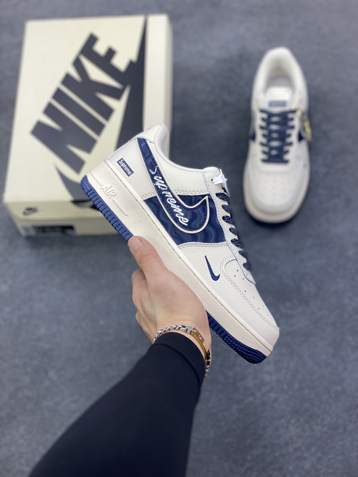 NIke Air Force 1 \'07 Low “Supreme联名——波纹米蓝”空军一号 低帮 运动鞋 休闲鞋 折边针车 工艺难度大 原楦头原纸板 原装鞋盒 定制五金配件 内置全掌气垫 原厂鞋底 货号：XY2025-001 尺码：36 36.5 37.5 38 38.5 39 40 40.5 41 42 42.5 43 44 44.5 45-选品中心