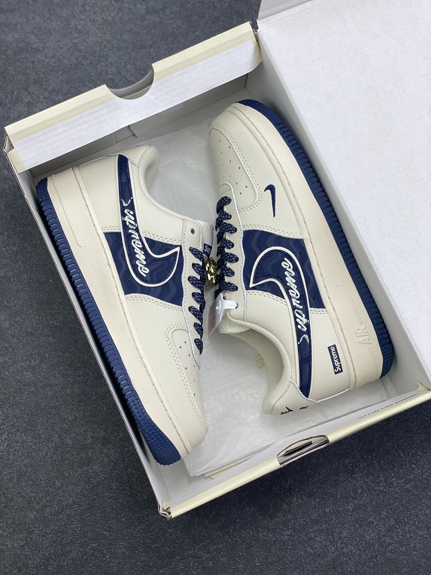 图片[9]-NIke Air Force 1 \’07 Low “Supreme联名——波纹米蓝”空军一号 低帮 运动鞋 休闲鞋 折边针车 工艺难度大 原楦头原纸板 原装鞋盒 定制五金配件 内置全掌气垫 原厂鞋底 货号：XY2025-001 尺码：36 36.5 37.5 38 38.5 39 40 40.5 41 42 42.5 43 44 44.5 45-选品中心