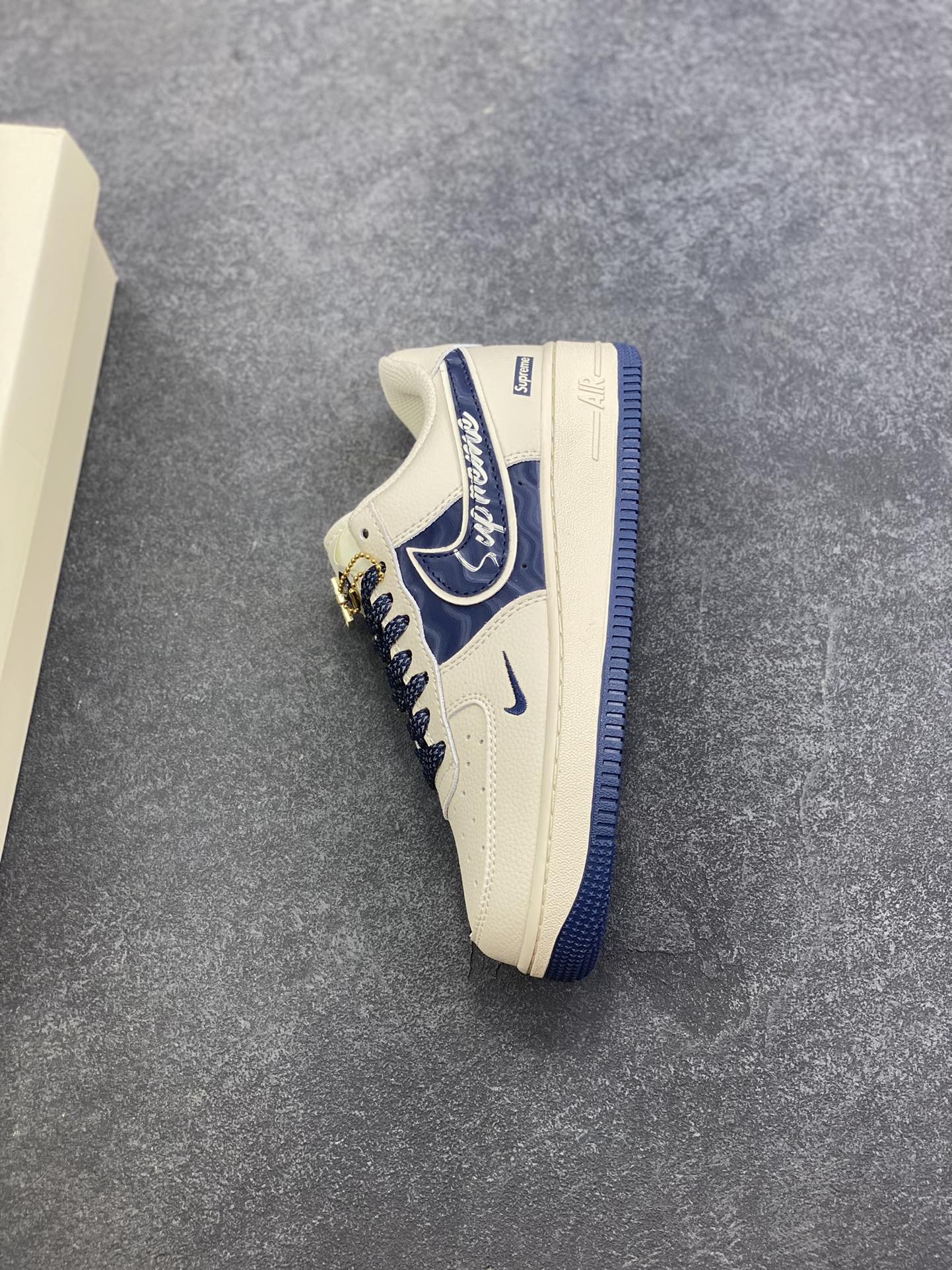 图片[7]-NIke Air Force 1 \’07 Low “Supreme联名——波纹米蓝”空军一号 低帮 运动鞋 休闲鞋 折边针车 工艺难度大 原楦头原纸板 原装鞋盒 定制五金配件 内置全掌气垫 原厂鞋底 货号：XY2025-001 尺码：36 36.5 37.5 38 38.5 39 40 40.5 41 42 42.5 43 44 44.5 45-选品中心