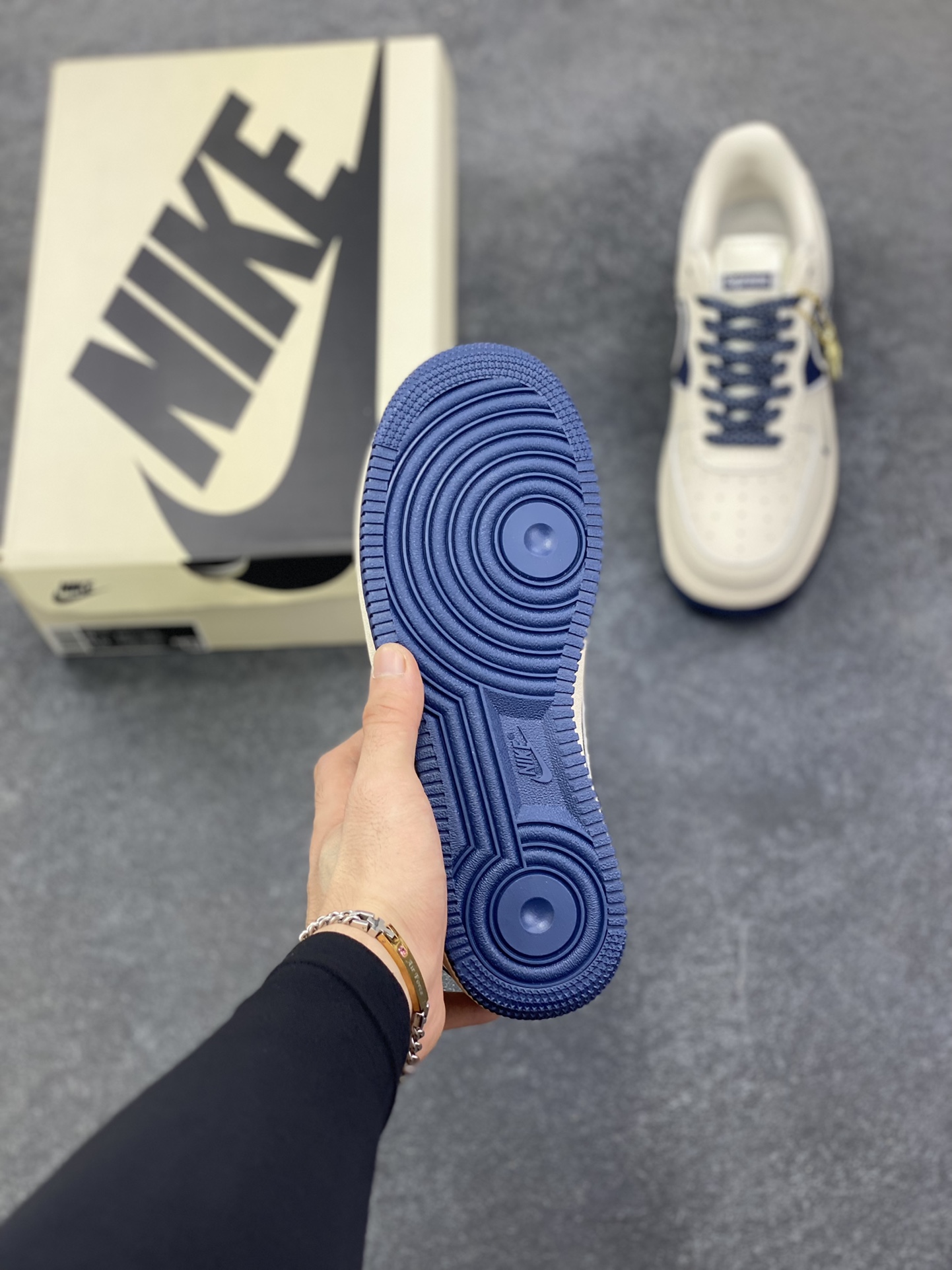 图片[5]-NIke Air Force 1 \’07 Low “Supreme联名——波纹米蓝”空军一号 低帮 运动鞋 休闲鞋 折边针车 工艺难度大 原楦头原纸板 原装鞋盒 定制五金配件 内置全掌气垫 原厂鞋底 货号：XY2025-001 尺码：36 36.5 37.5 38 38.5 39 40 40.5 41 42 42.5 43 44 44.5 45-选品中心