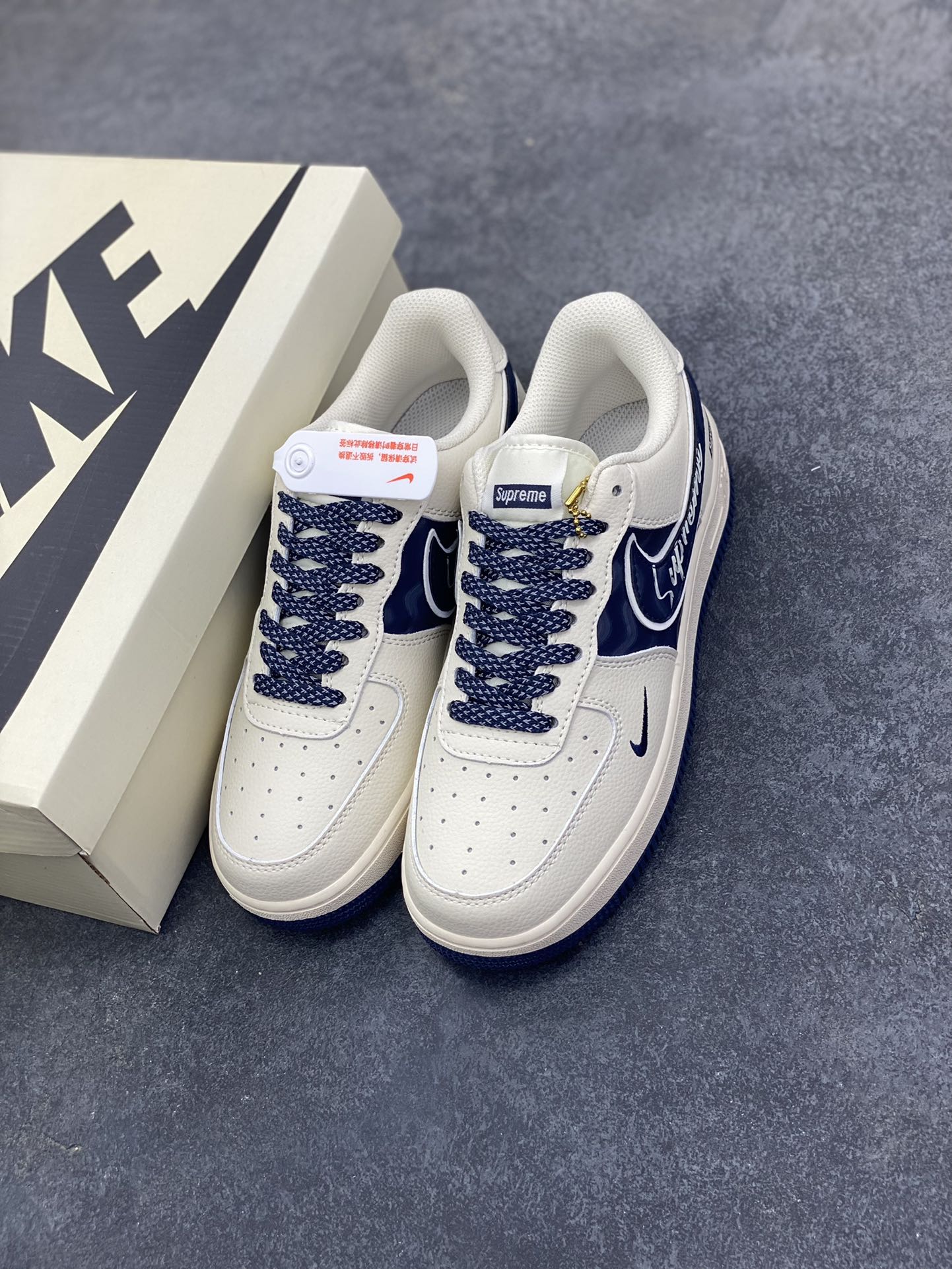 图片[8]-NIke Air Force 1 \’07 Low “Supreme联名——波纹米蓝”空军一号 低帮 运动鞋 休闲鞋 折边针车 工艺难度大 原楦头原纸板 原装鞋盒 定制五金配件 内置全掌气垫 原厂鞋底 货号：XY2025-001 尺码：36 36.5 37.5 38 38.5 39 40 40.5 41 42 42.5 43 44 44.5 45-选品中心
