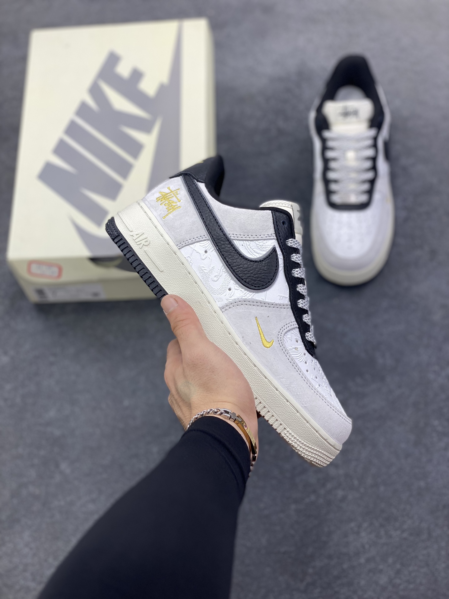 NIke Air Force 1 \’07 Low 斯图西 联名–白黑灰空军一号低帮 运动鞋 休闲鞋 折边针车 工艺难度大 原楦头原纸板 高端定制鞋盒 原厂鞋底 超高清洁度 细节完美 货号：YF9511-805 尺码：36 36.5 37.5 38 38.5 39 40 40.5 41 42 42.5 43 44 44.5 45-选品中心