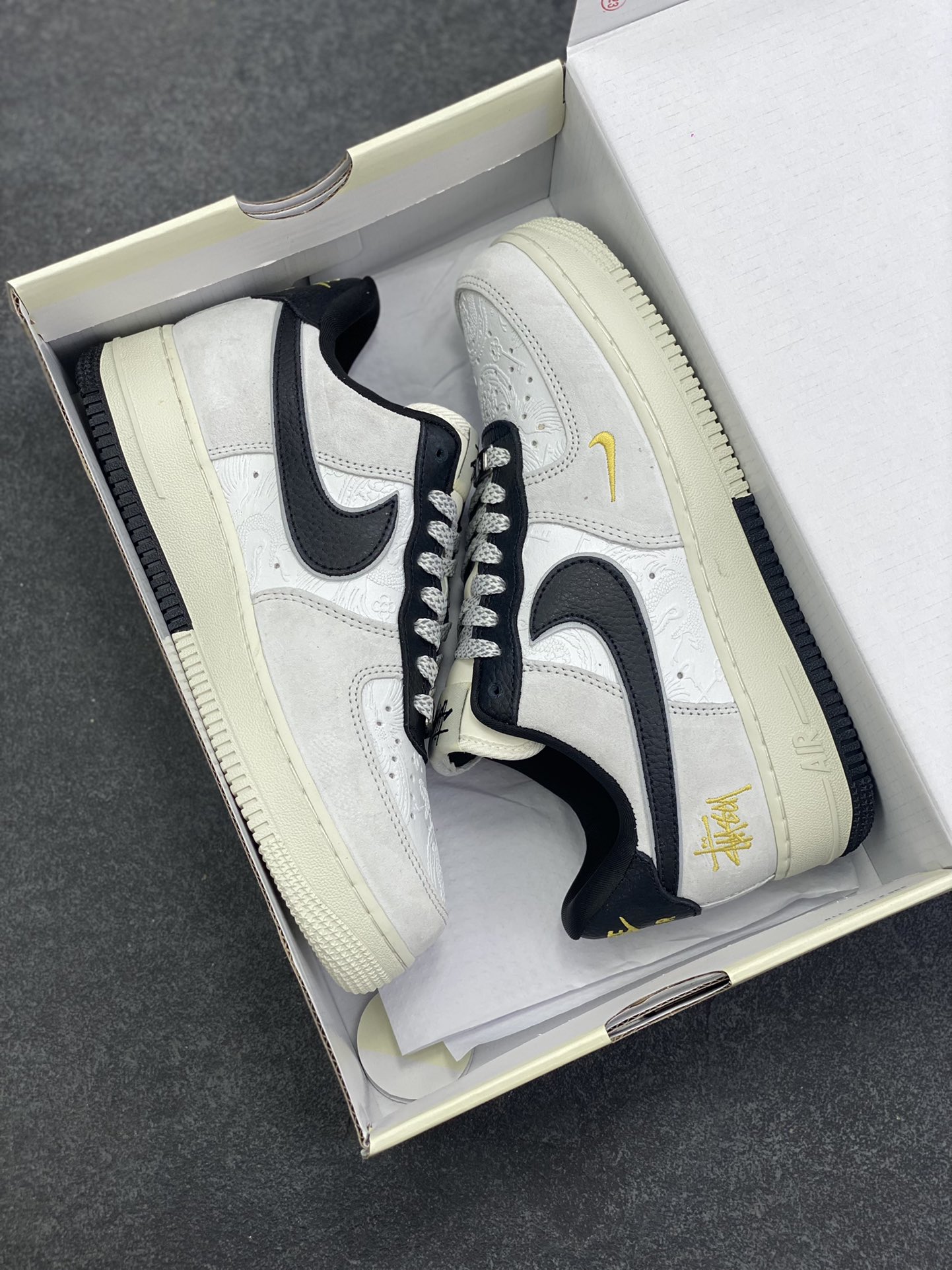 图片[9]-NIke Air Force 1 \’07 Low 斯图西 联名–白黑灰空军一号低帮 运动鞋 休闲鞋 折边针车 工艺难度大 原楦头原纸板 高端定制鞋盒 原厂鞋底 超高清洁度 细节完美 货号：YF9511-805 尺码：36 36.5 37.5 38 38.5 39 40 40.5 41 42 42.5 43 44 44.5 45-选品中心