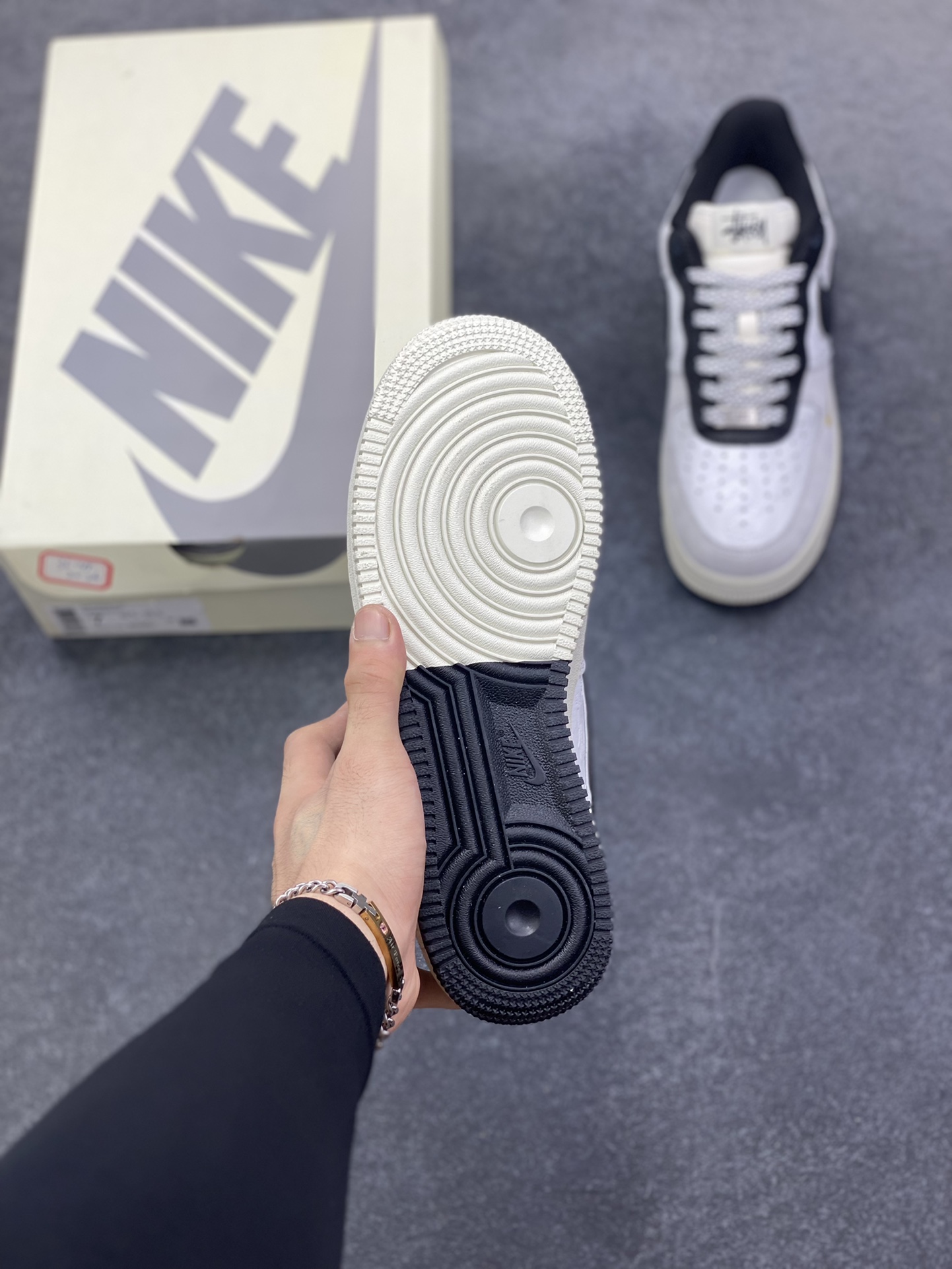 图片[5]-NIke Air Force 1 \’07 Low 斯图西 联名–白黑灰空军一号低帮 运动鞋 休闲鞋 折边针车 工艺难度大 原楦头原纸板 高端定制鞋盒 原厂鞋底 超高清洁度 细节完美 货号：YF9511-805 尺码：36 36.5 37.5 38 38.5 39 40 40.5 41 42 42.5 43 44 44.5 45-选品中心