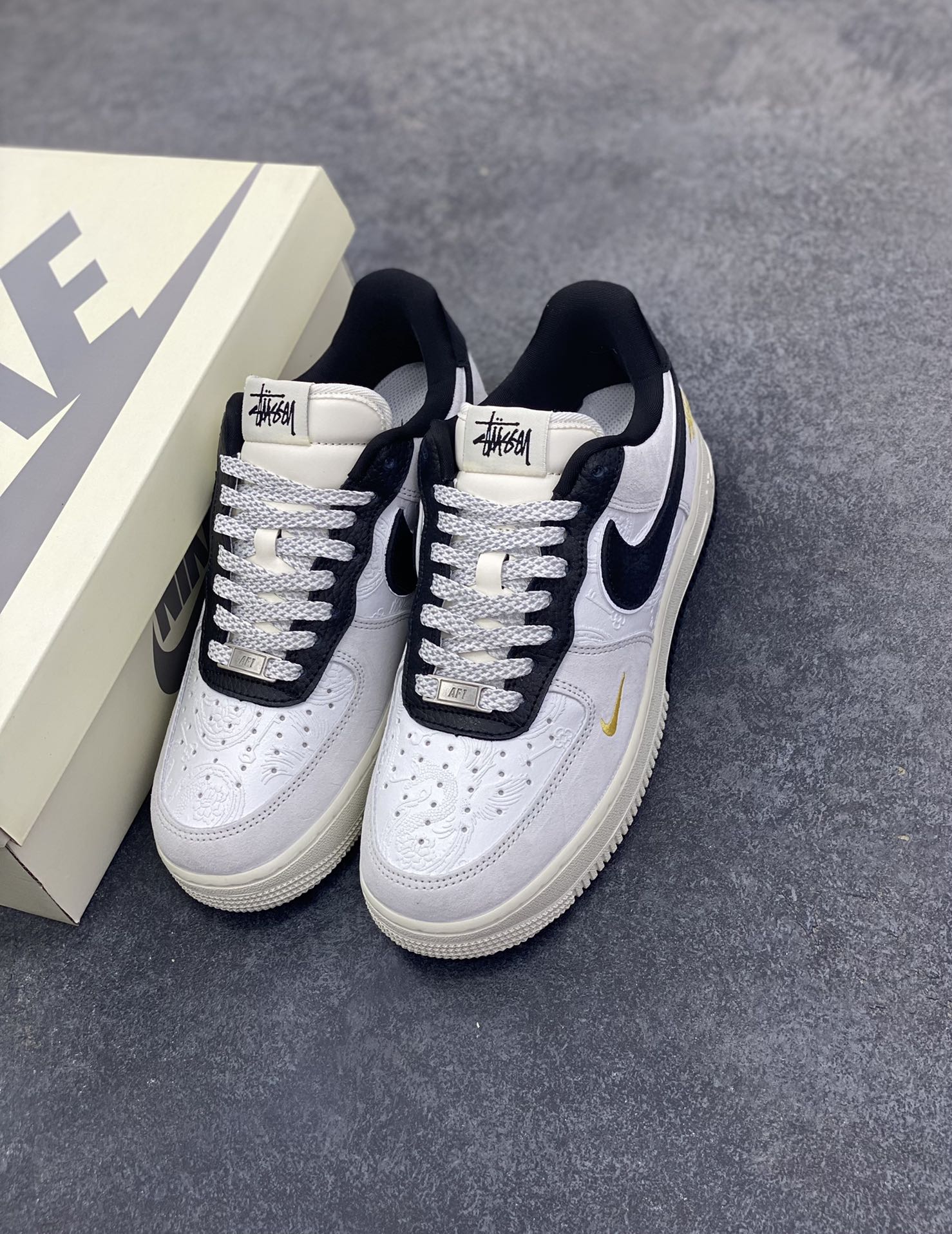 图片[8]-NIke Air Force 1 \’07 Low 斯图西 联名–白黑灰空军一号低帮 运动鞋 休闲鞋 折边针车 工艺难度大 原楦头原纸板 高端定制鞋盒 原厂鞋底 超高清洁度 细节完美 货号：YF9511-805 尺码：36 36.5 37.5 38 38.5 39 40 40.5 41 42 42.5 43 44 44.5 45-选品中心