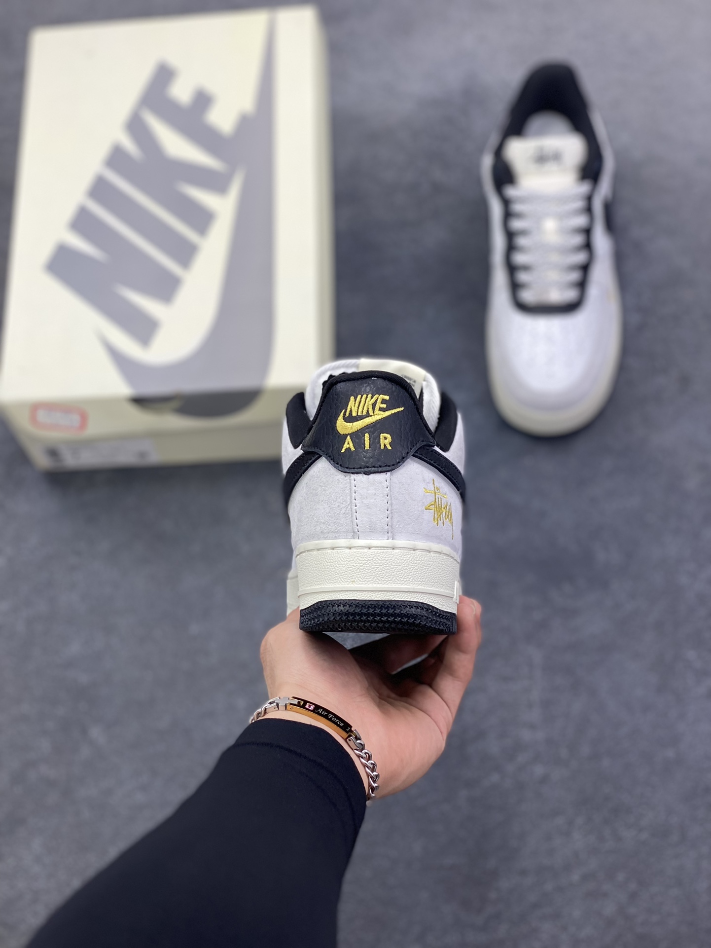 图片[4]-NIke Air Force 1 \’07 Low 斯图西 联名–白黑灰空军一号低帮 运动鞋 休闲鞋 折边针车 工艺难度大 原楦头原纸板 高端定制鞋盒 原厂鞋底 超高清洁度 细节完美 货号：YF9511-805 尺码：36 36.5 37.5 38 38.5 39 40 40.5 41 42 42.5 43 44 44.5 45-选品中心