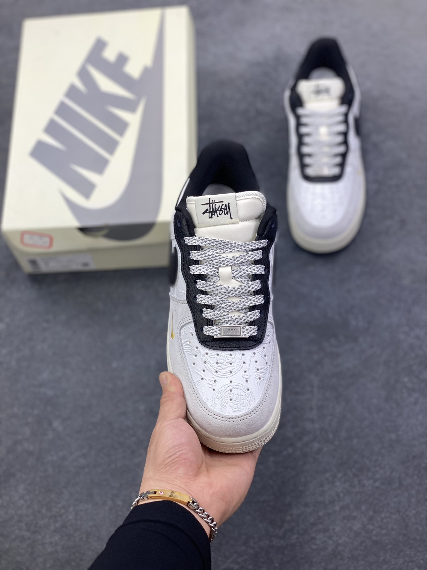 图片[2]-NIke Air Force 1 \’07 Low 斯图西 联名–白黑灰空军一号低帮 运动鞋 休闲鞋 折边针车 工艺难度大 原楦头原纸板 高端定制鞋盒 原厂鞋底 超高清洁度 细节完美 货号：YF9511-805 尺码：36 36.5 37.5 38 38.5 39 40 40.5 41 42 42.5 43 44 44.5 45-选品中心