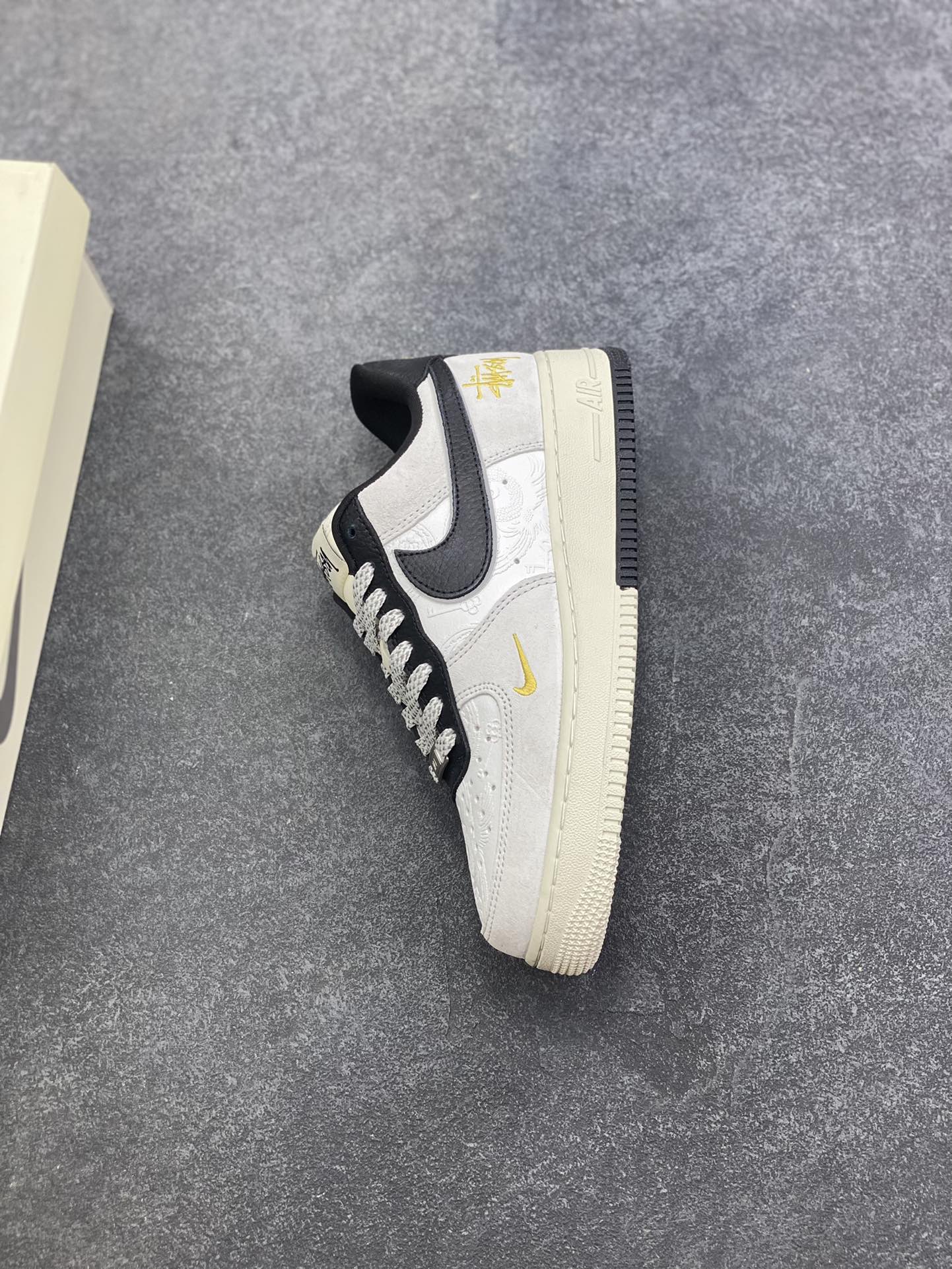 图片[7]-NIke Air Force 1 \’07 Low 斯图西 联名–白黑灰空军一号低帮 运动鞋 休闲鞋 折边针车 工艺难度大 原楦头原纸板 高端定制鞋盒 原厂鞋底 超高清洁度 细节完美 货号：YF9511-805 尺码：36 36.5 37.5 38 38.5 39 40 40.5 41 42 42.5 43 44 44.5 45-选品中心