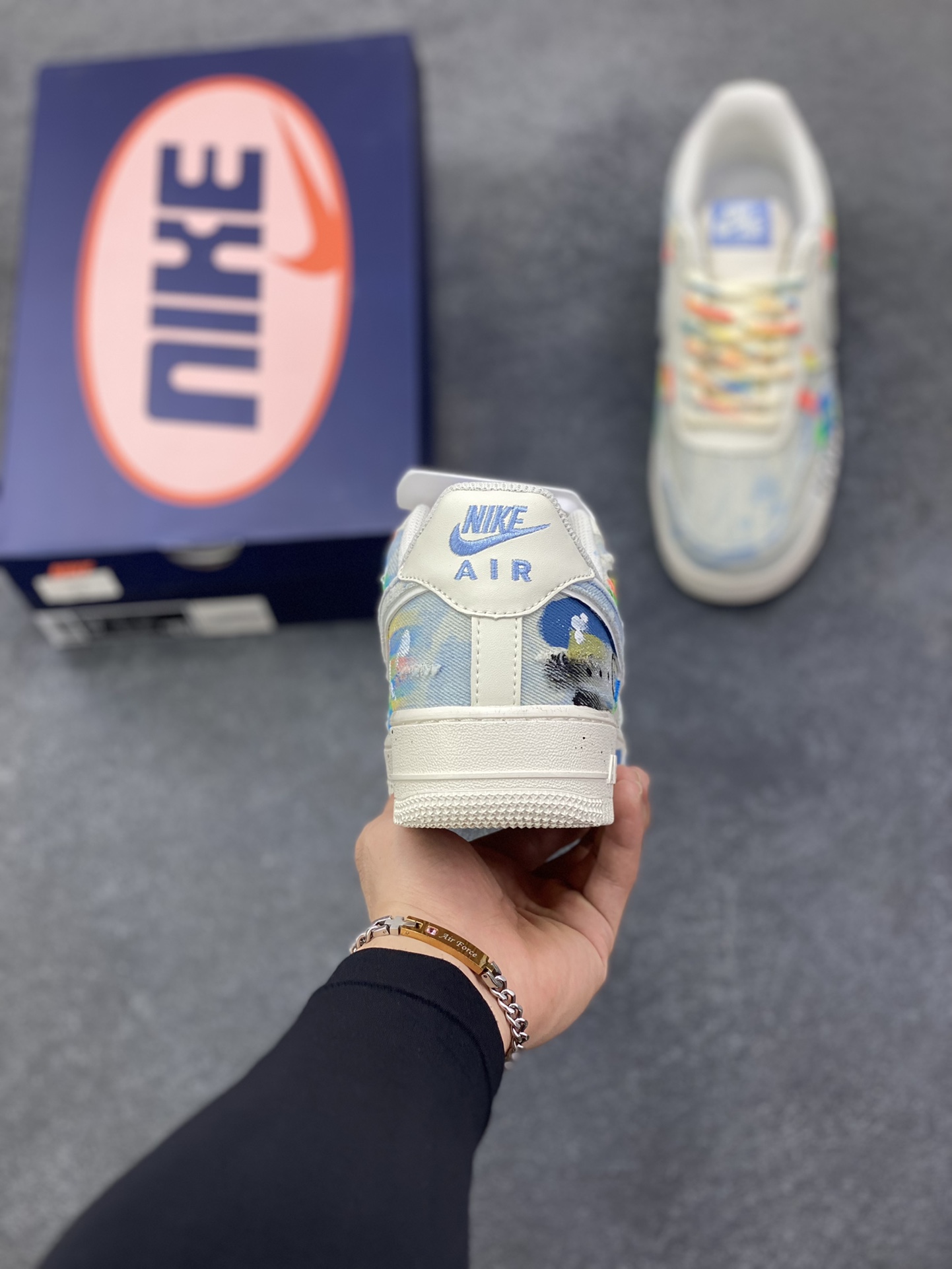 图片[4]-手绘涂鸦“狂想牛仔”Nike Air Force 1 “Fantasy Cowboy”空军一号定制板鞋 这双鞋以米白基底碰撞水洗牛仔面料，破洞与毛边的细节为复古质感注入随性基因。彩色泼墨、“HAPPY”“So……”的手写涂鸦，像是创作者在鞋面上的情绪速写，将快乐与戏谑的灵魂具象化；带彩点的鞋带、鞋侧标志性Swoosh的牛仔拼接，每一处设计都在打破常规，把街头艺术的野性与牛仔的复古肌理揉成独特的潮流语言 货号：CW1888-116 尺码：36 36.5 37.5 38 38.5 39 40 40.5 41 42 42.5 43 44 44.5 45-选品中心