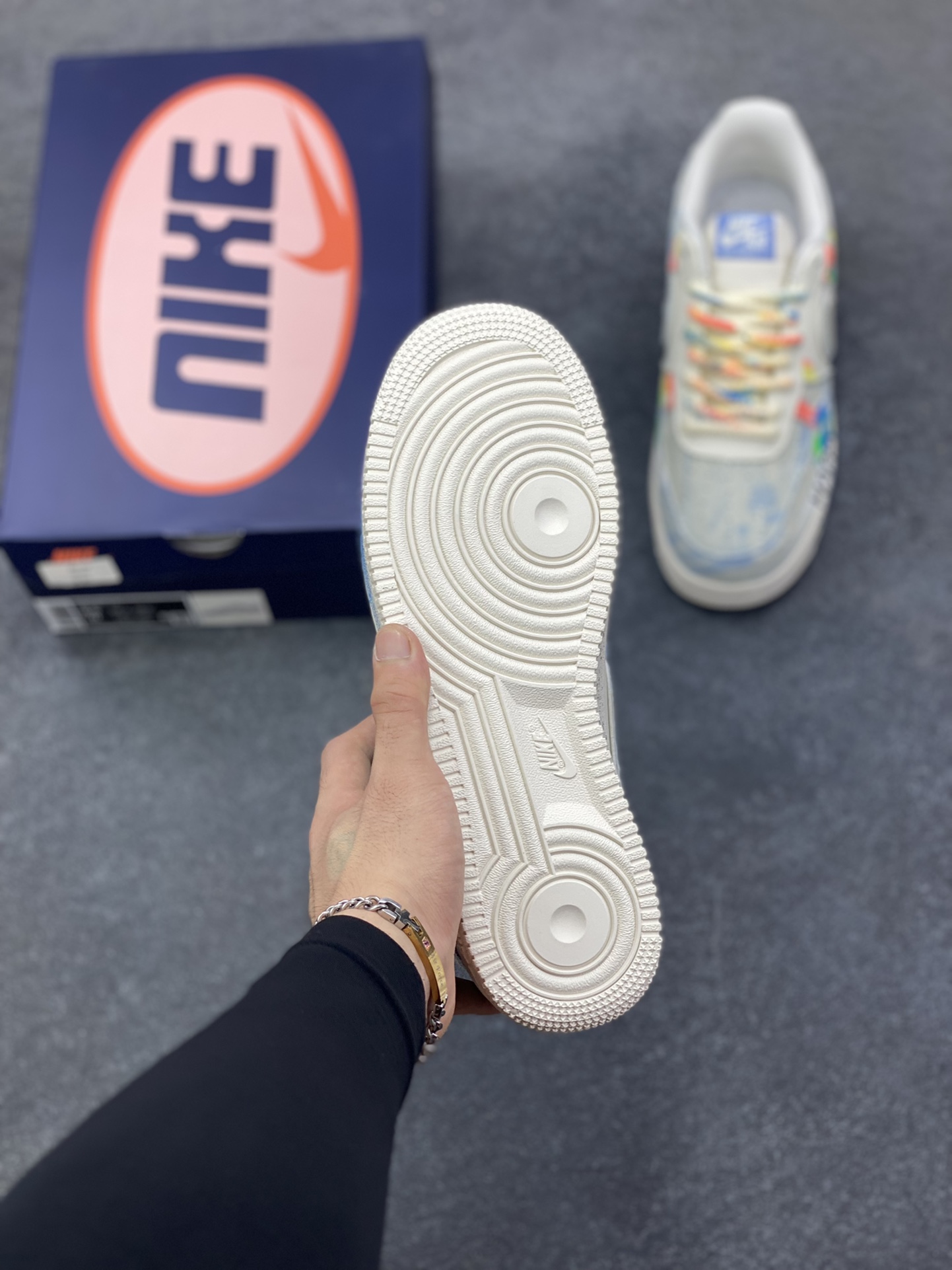 图片[5]-手绘涂鸦“狂想牛仔”Nike Air Force 1 “Fantasy Cowboy”空军一号定制板鞋 这双鞋以米白基底碰撞水洗牛仔面料，破洞与毛边的细节为复古质感注入随性基因。彩色泼墨、“HAPPY”“So……”的手写涂鸦，像是创作者在鞋面上的情绪速写，将快乐与戏谑的灵魂具象化；带彩点的鞋带、鞋侧标志性Swoosh的牛仔拼接，每一处设计都在打破常规，把街头艺术的野性与牛仔的复古肌理揉成独特的潮流语言 货号：CW1888-116 尺码：36 36.5 37.5 38 38.5 39 40 40.5 41 42 42.5 43 44 44.5 45-选品中心