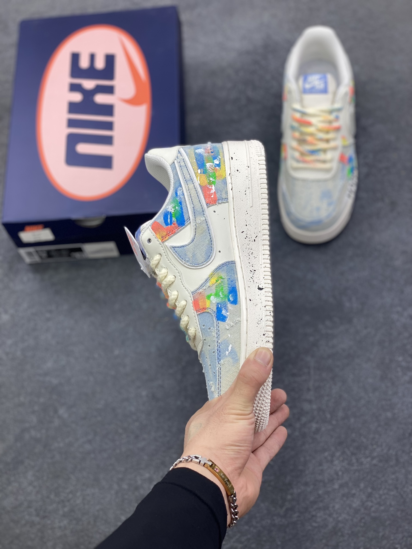 图片[3]-手绘涂鸦“狂想牛仔”Nike Air Force 1 “Fantasy Cowboy”空军一号定制板鞋 这双鞋以米白基底碰撞水洗牛仔面料，破洞与毛边的细节为复古质感注入随性基因。彩色泼墨、“HAPPY”“So……”的手写涂鸦，像是创作者在鞋面上的情绪速写，将快乐与戏谑的灵魂具象化；带彩点的鞋带、鞋侧标志性Swoosh的牛仔拼接，每一处设计都在打破常规，把街头艺术的野性与牛仔的复古肌理揉成独特的潮流语言 货号：CW1888-116 尺码：36 36.5 37.5 38 38.5 39 40 40.5 41 42 42.5 43 44 44.5 45-选品中心