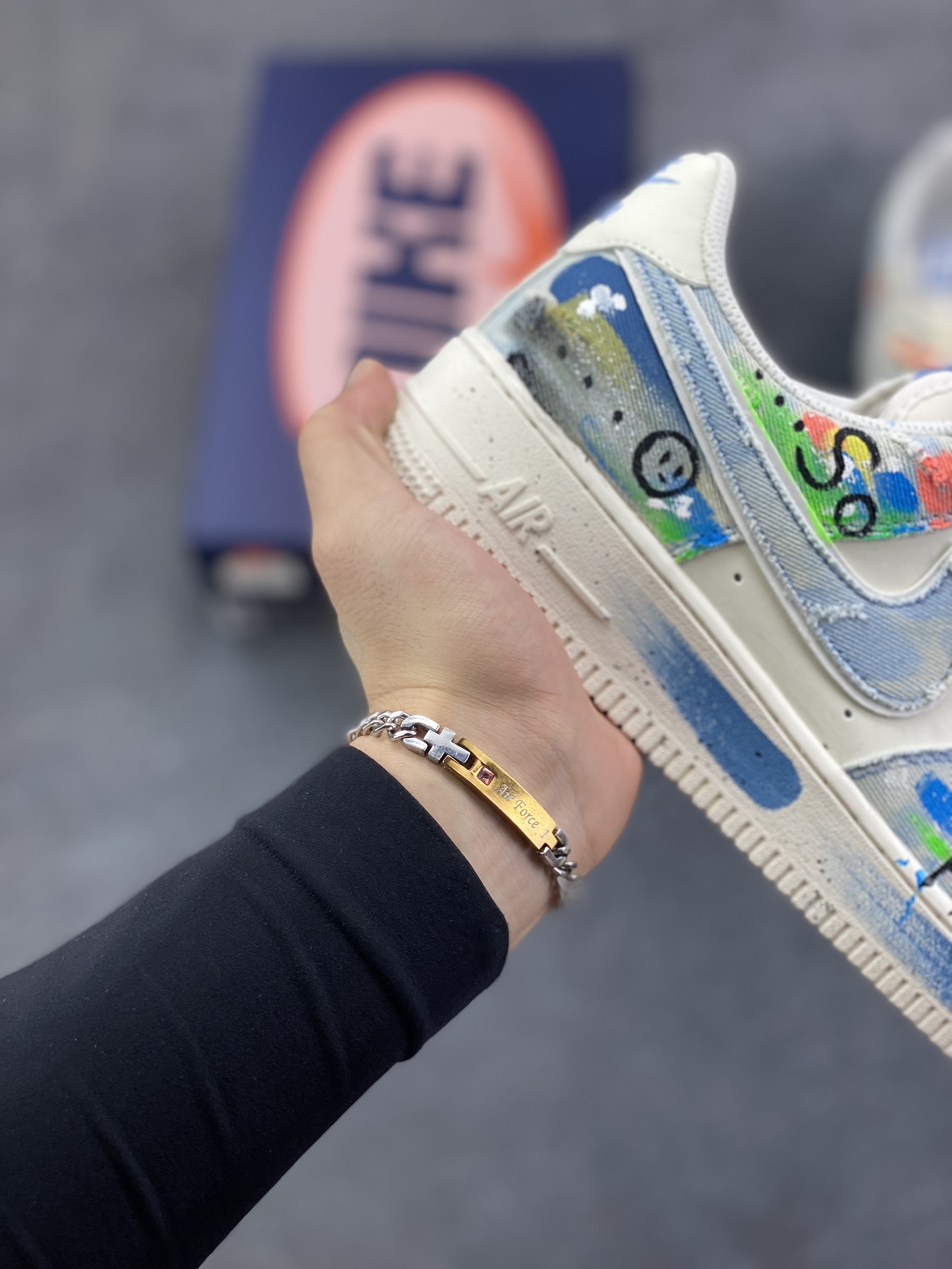 图片[6]-手绘涂鸦“狂想牛仔”Nike Air Force 1 “Fantasy Cowboy”空军一号定制板鞋 这双鞋以米白基底碰撞水洗牛仔面料，破洞与毛边的细节为复古质感注入随性基因。彩色泼墨、“HAPPY”“So……”的手写涂鸦，像是创作者在鞋面上的情绪速写，将快乐与戏谑的灵魂具象化；带彩点的鞋带、鞋侧标志性Swoosh的牛仔拼接，每一处设计都在打破常规，把街头艺术的野性与牛仔的复古肌理揉成独特的潮流语言 货号：CW1888-116 尺码：36 36.5 37.5 38 38.5 39 40 40.5 41 42 42.5 43 44 44.5 45-选品中心