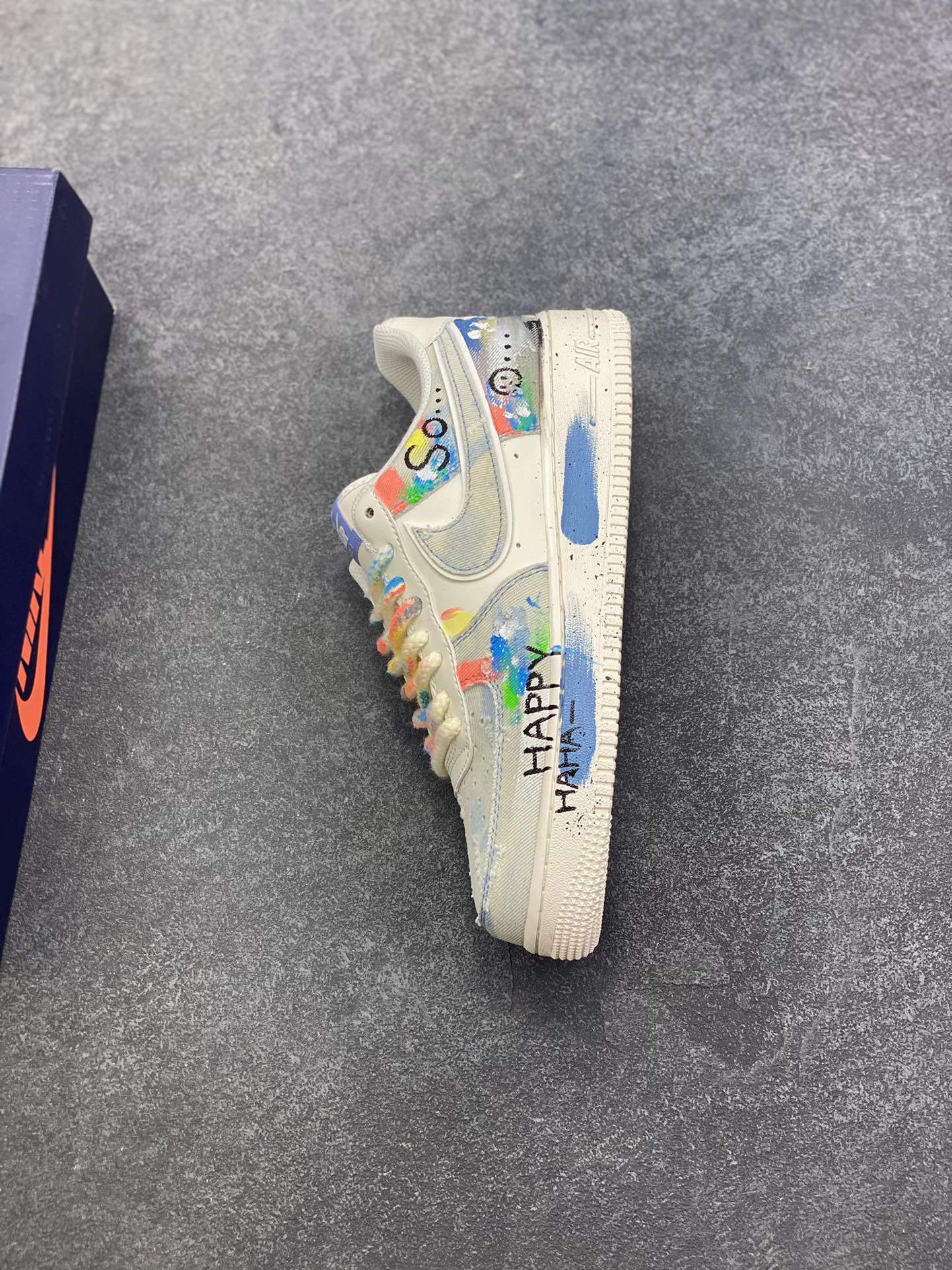 图片[7]-手绘涂鸦“狂想牛仔”Nike Air Force 1 “Fantasy Cowboy”空军一号定制板鞋 这双鞋以米白基底碰撞水洗牛仔面料，破洞与毛边的细节为复古质感注入随性基因。彩色泼墨、“HAPPY”“So……”的手写涂鸦，像是创作者在鞋面上的情绪速写，将快乐与戏谑的灵魂具象化；带彩点的鞋带、鞋侧标志性Swoosh的牛仔拼接，每一处设计都在打破常规，把街头艺术的野性与牛仔的复古肌理揉成独特的潮流语言 货号：CW1888-116 尺码：36 36.5 37.5 38 38.5 39 40 40.5 41 42 42.5 43 44 44.5 45-选品中心