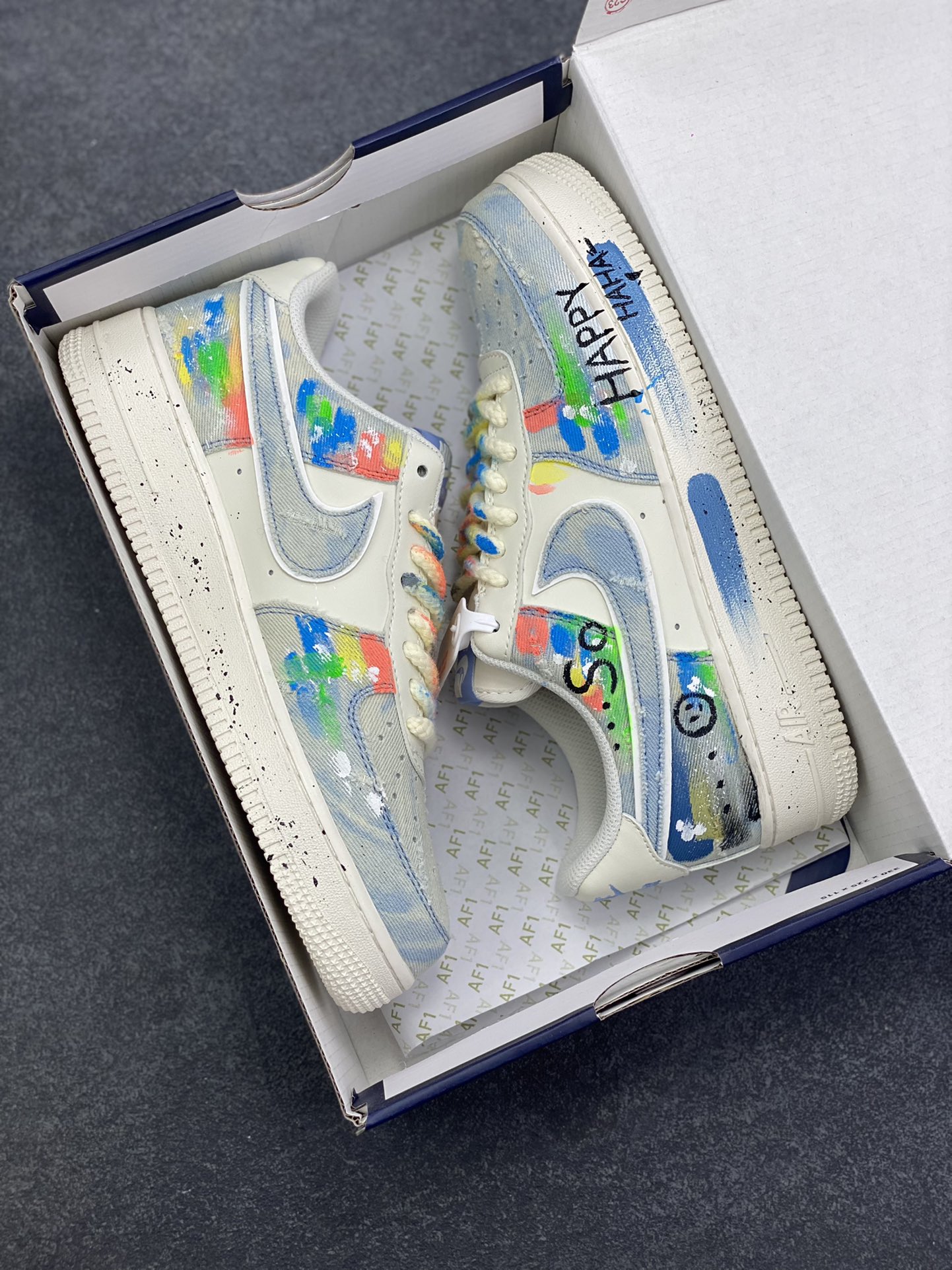 图片[9]-手绘涂鸦“狂想牛仔”Nike Air Force 1 “Fantasy Cowboy”空军一号定制板鞋 这双鞋以米白基底碰撞水洗牛仔面料，破洞与毛边的细节为复古质感注入随性基因。彩色泼墨、“HAPPY”“So……”的手写涂鸦，像是创作者在鞋面上的情绪速写，将快乐与戏谑的灵魂具象化；带彩点的鞋带、鞋侧标志性Swoosh的牛仔拼接，每一处设计都在打破常规，把街头艺术的野性与牛仔的复古肌理揉成独特的潮流语言 货号：CW1888-116 尺码：36 36.5 37.5 38 38.5 39 40 40.5 41 42 42.5 43 44 44.5 45-选品中心